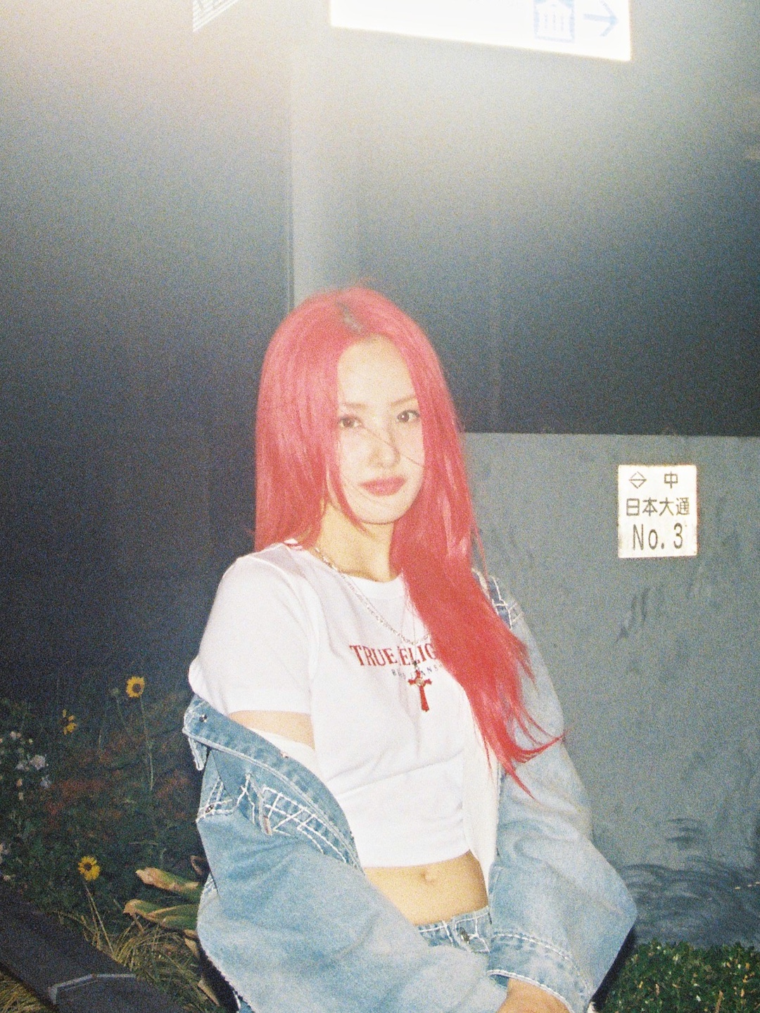 True Religion Basic Crop Tee, True Religion TR World Tour T-Shirt White 착용 스타일 - 3