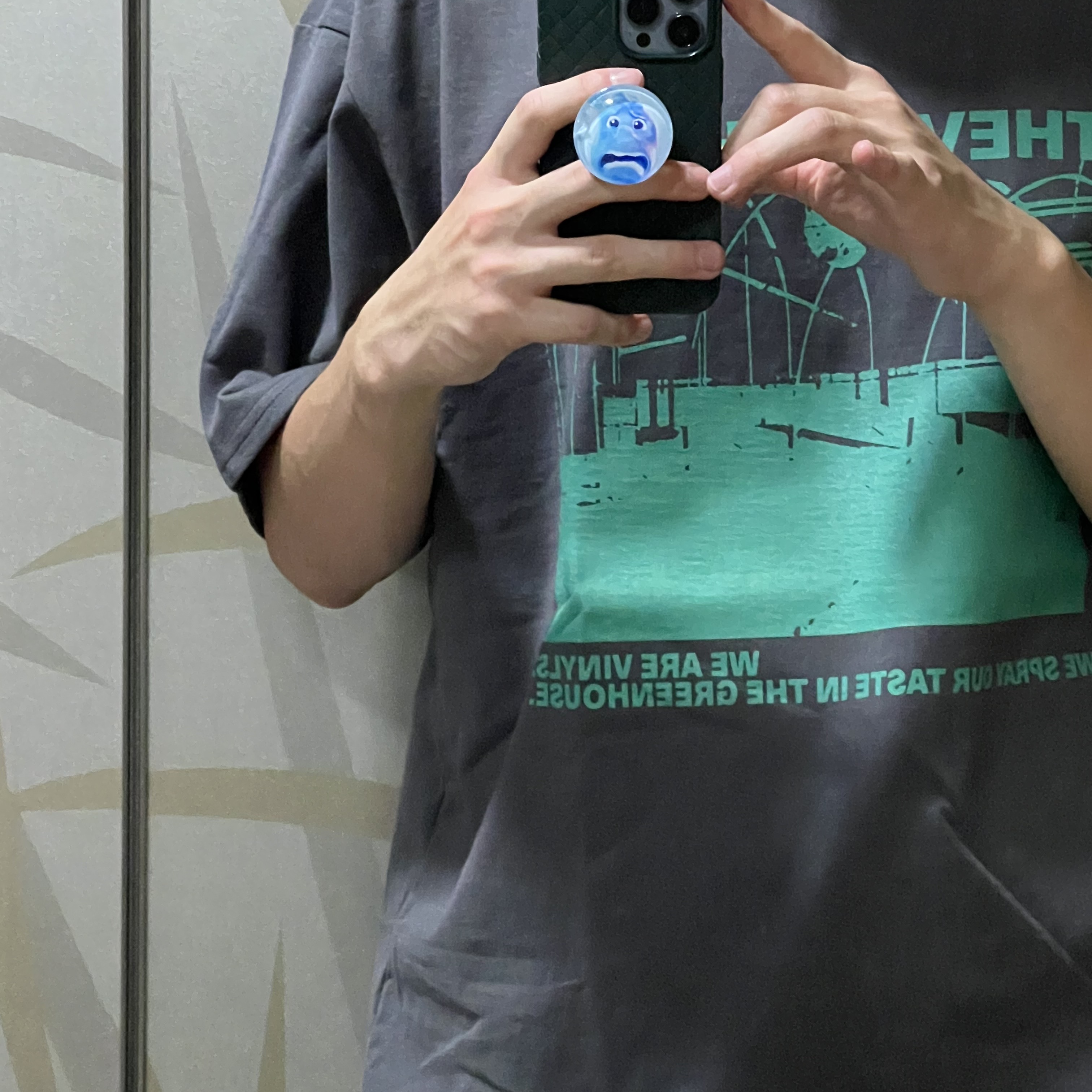 Thevinylhouse Greenhouse T-Shirt Charcoal 착용 스타일 - 1