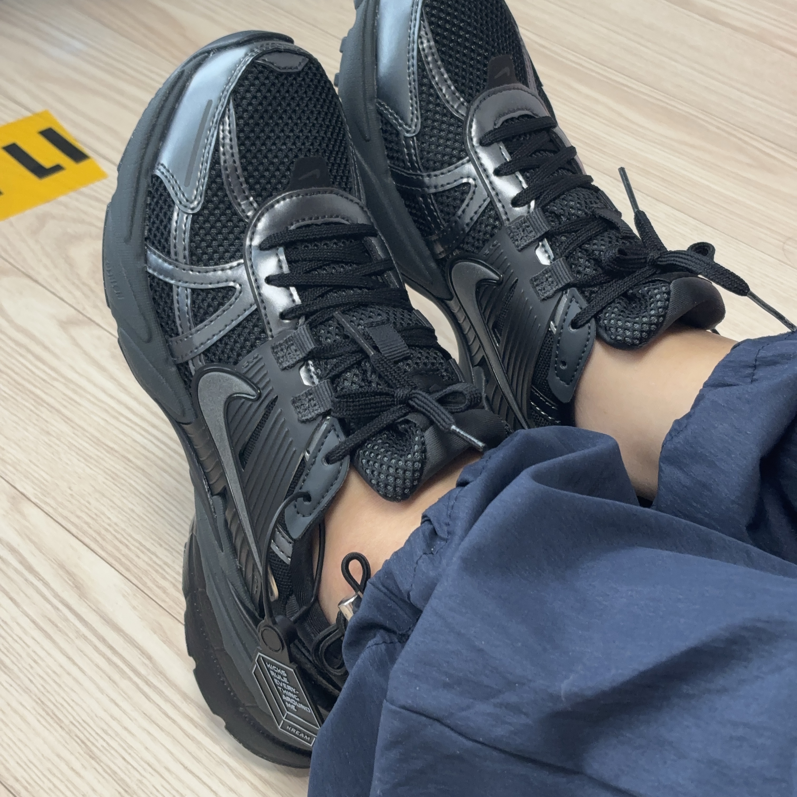 Nike V2K Run Black Anthracite 착용 스타일