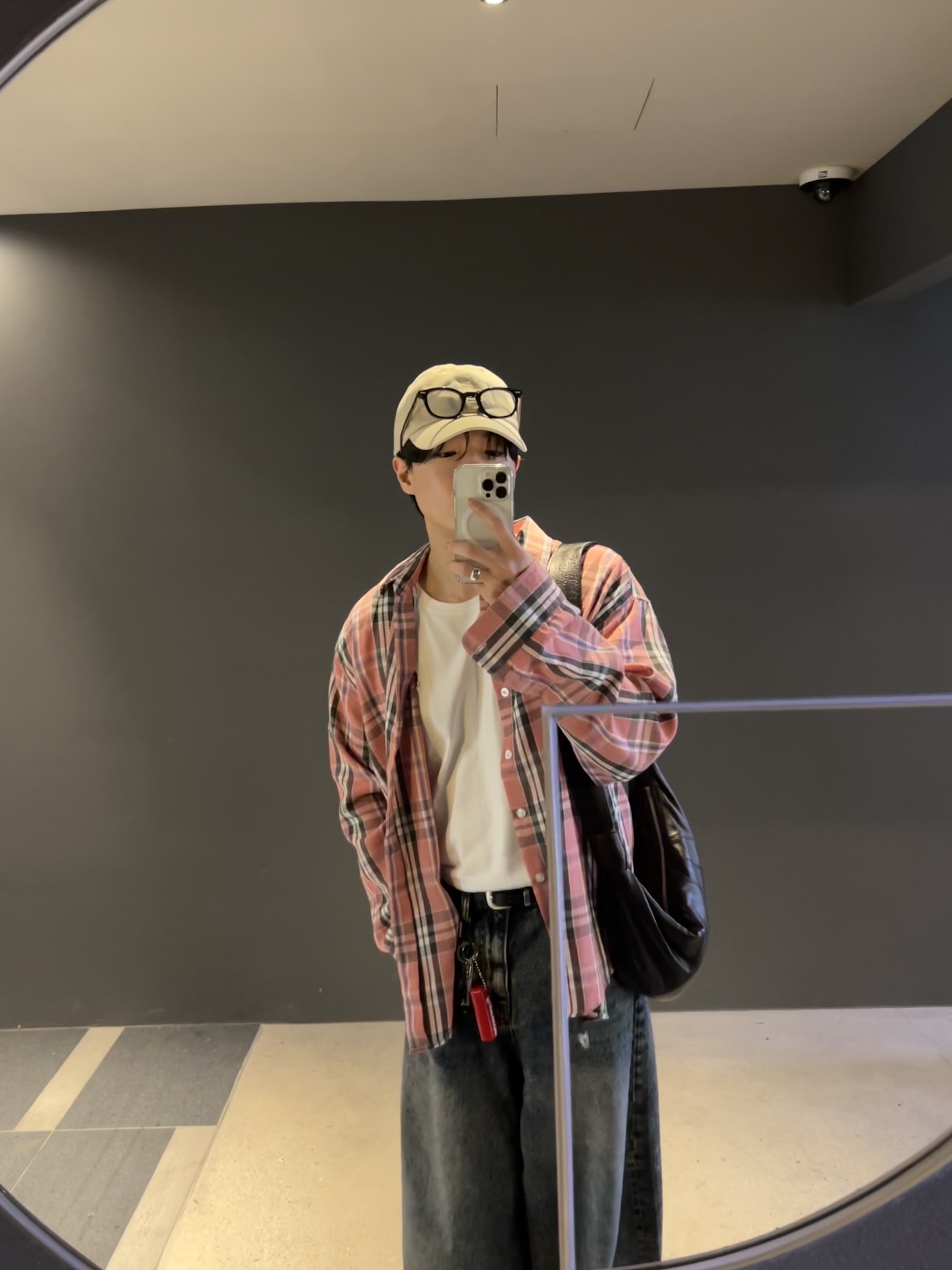 Supreme Floating Keychain Red - 23FW, Stussy 8 Ball Keychain Black ์ฐฉ์ฉ ์คํ์ผ - 4