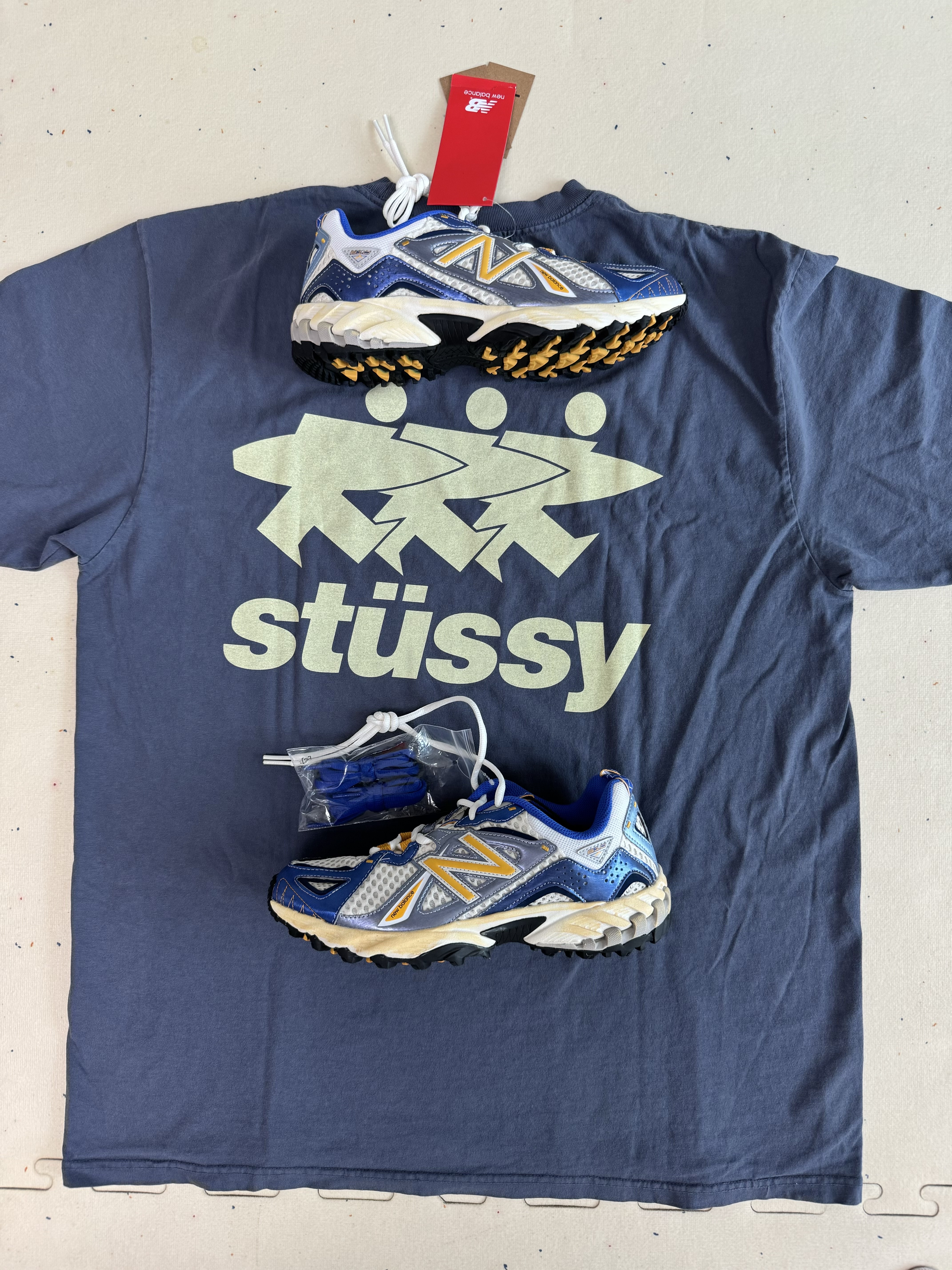 New Balance x Yeseyesee ML610 Atlantic Blue Varsity Gold, Stussy Surfwalk Pigment Dyed T-Shirt Indigo 착용 스타일 - 1