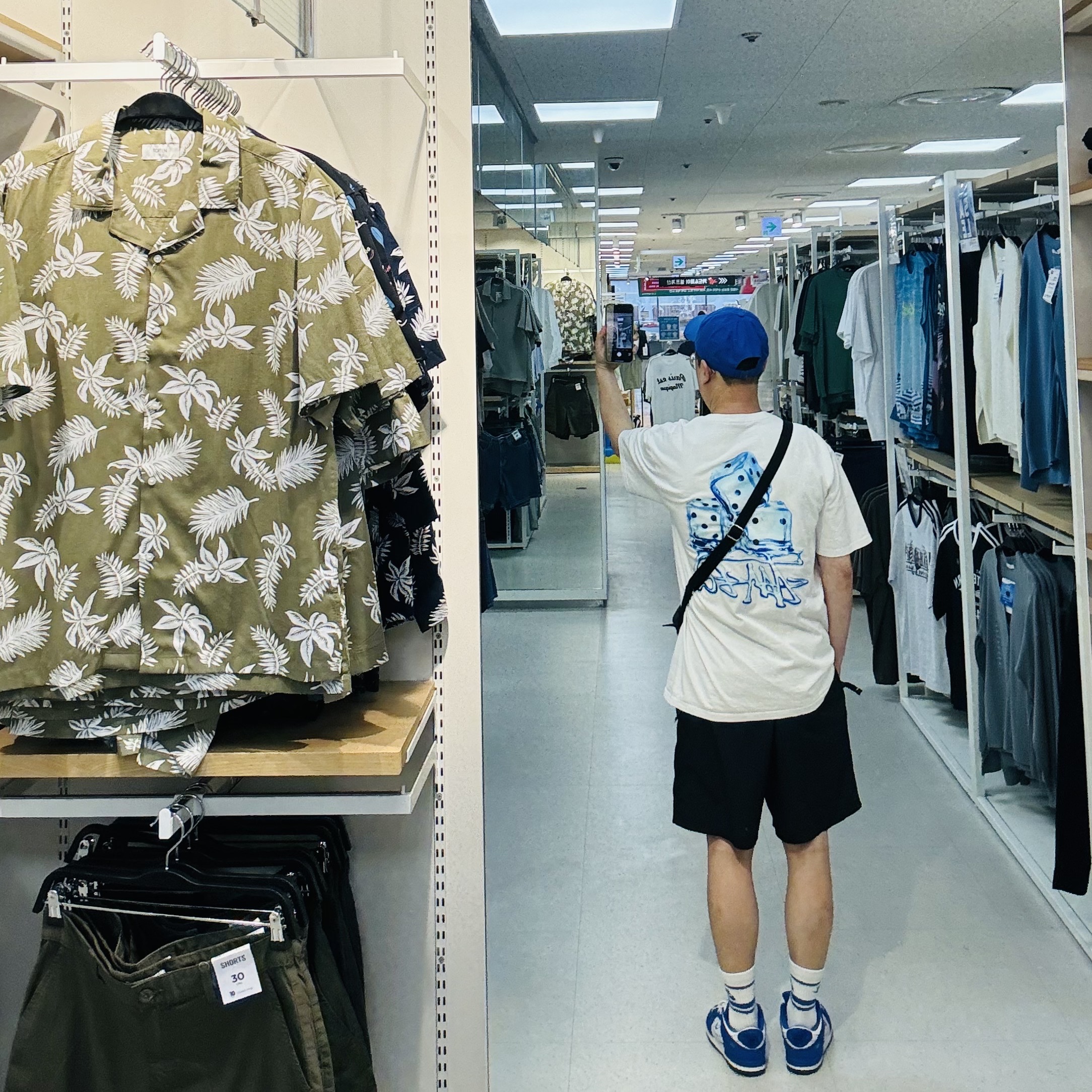 Nike Club Unstructured Futura Washed Cap Game Royal, Stussy Melted T-Shirt White 착용 스타일 - 2