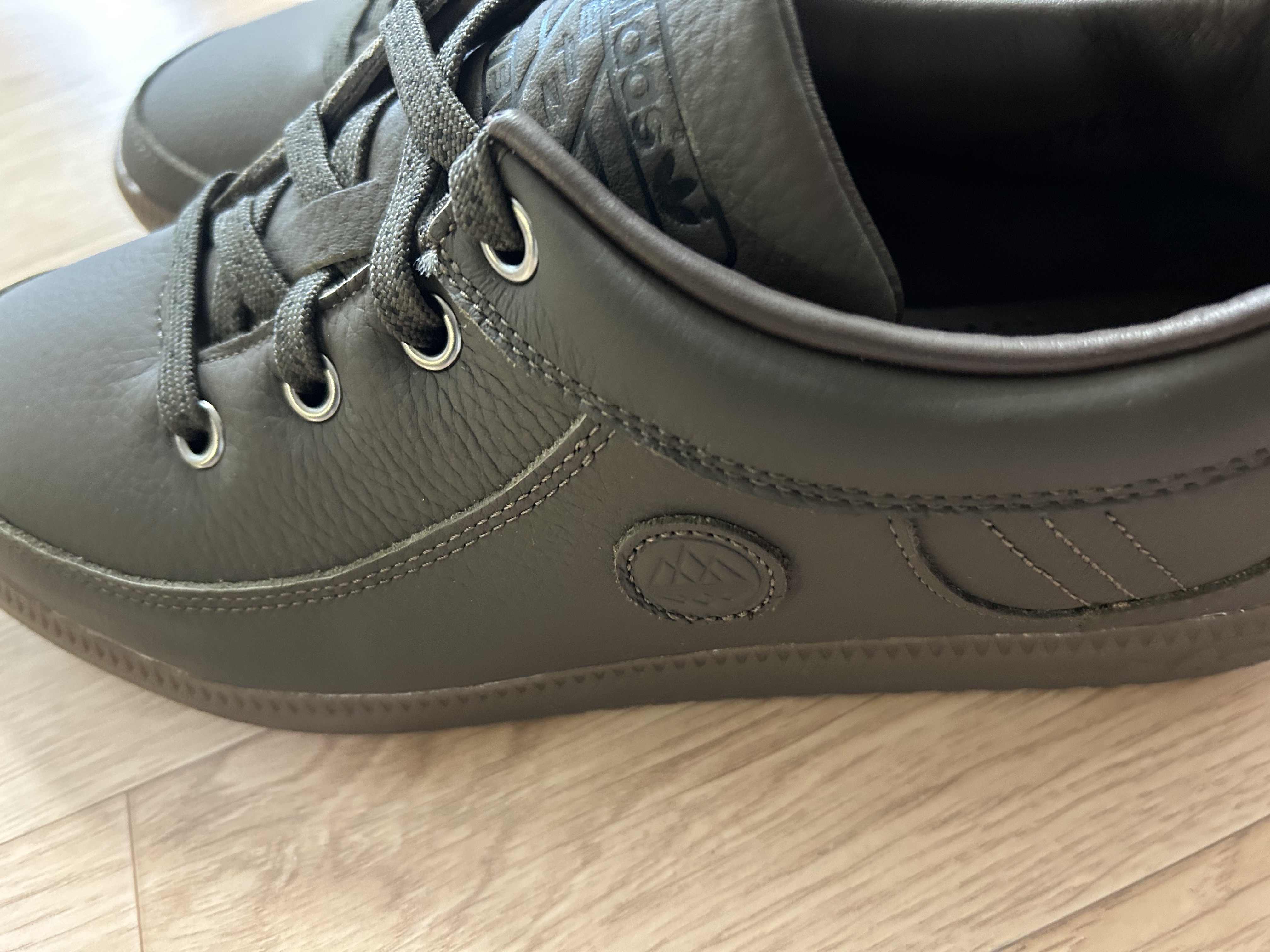 Adidas Newrad Spezial Dark Brown 착용 스타일