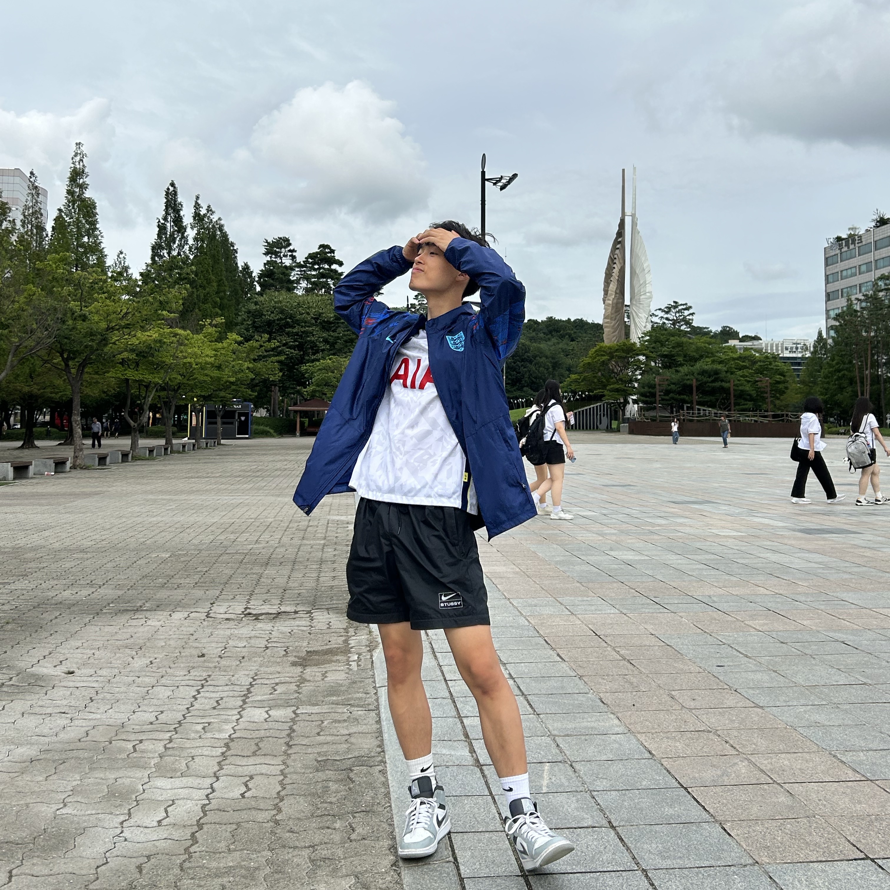 Nike Tottenham Hotspur 2022/23 Dri-Fit Stadium Home Jersey White (Non Marking Ver.), Jordan 1 Mid Light Smoke Grey Anthracite 착용 스타일 - 1