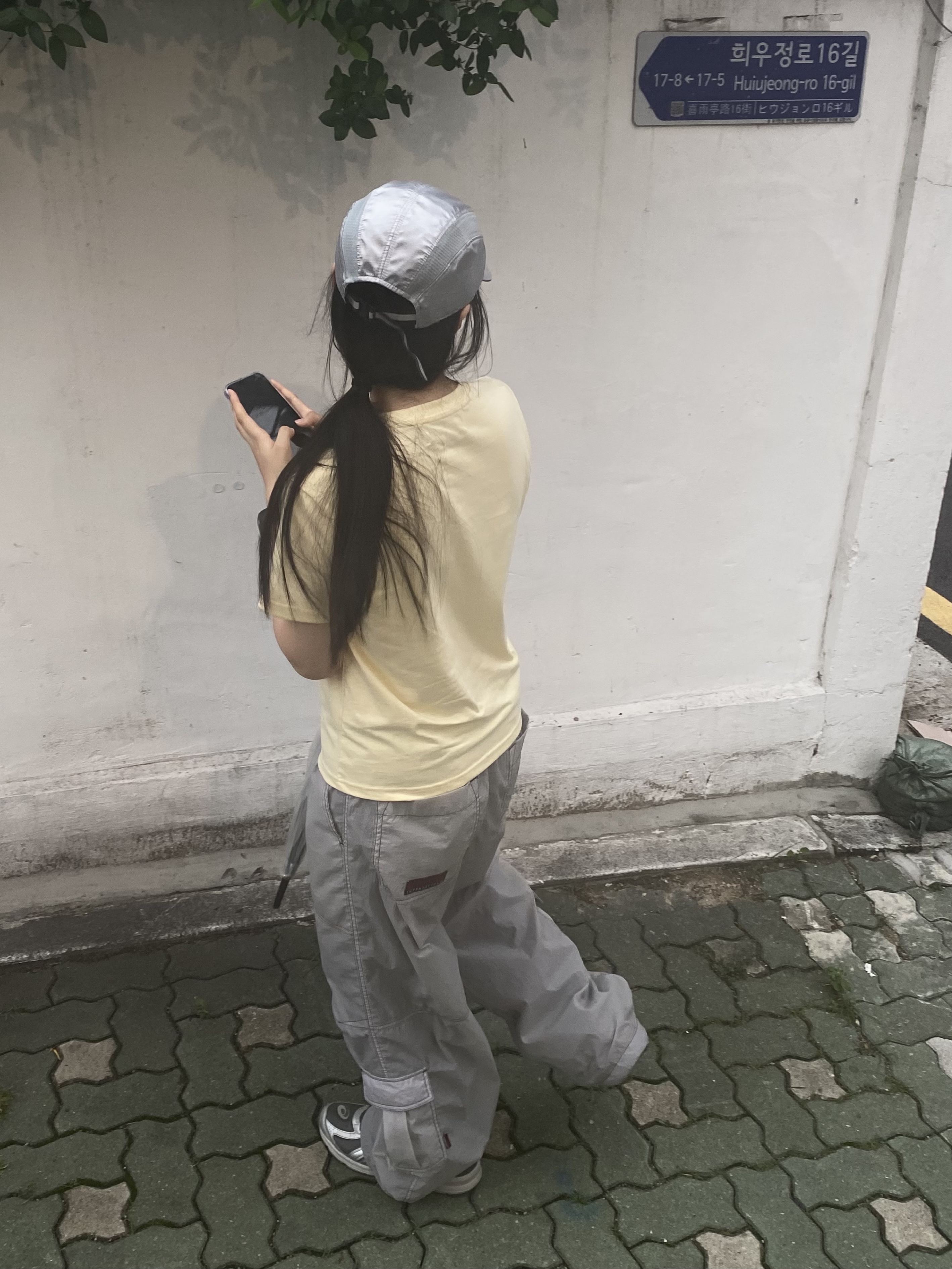 Asics Jog 100 S SMU Sheet Rock Pure Silver - 2E Wide, IAB Studio x Asics Silver Woven Cap 착용 스타일 - 1