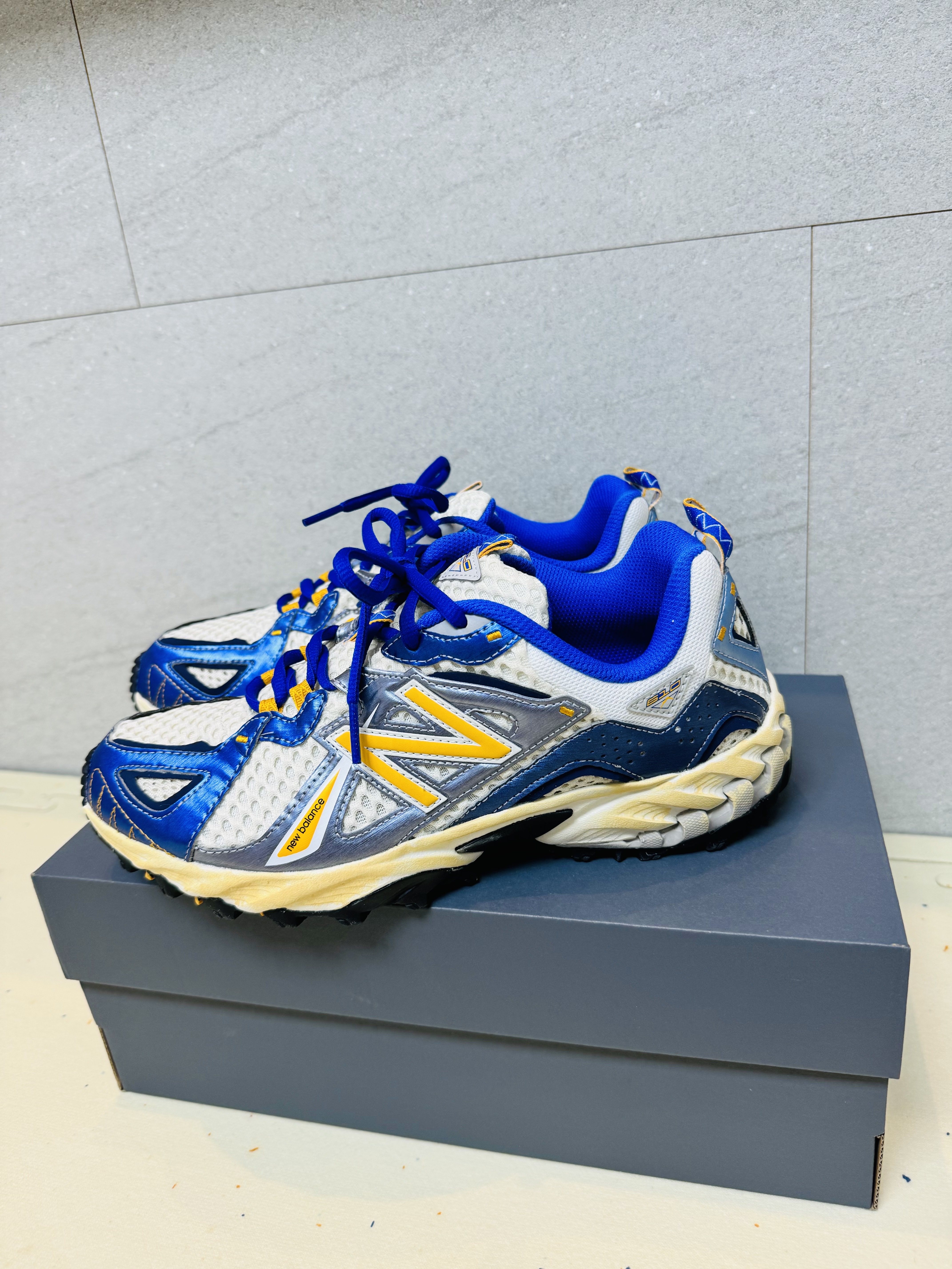 New Balance x Yeseyesee ML610 Atlantic Blue Varsity Gold 착용 스타일 - 2