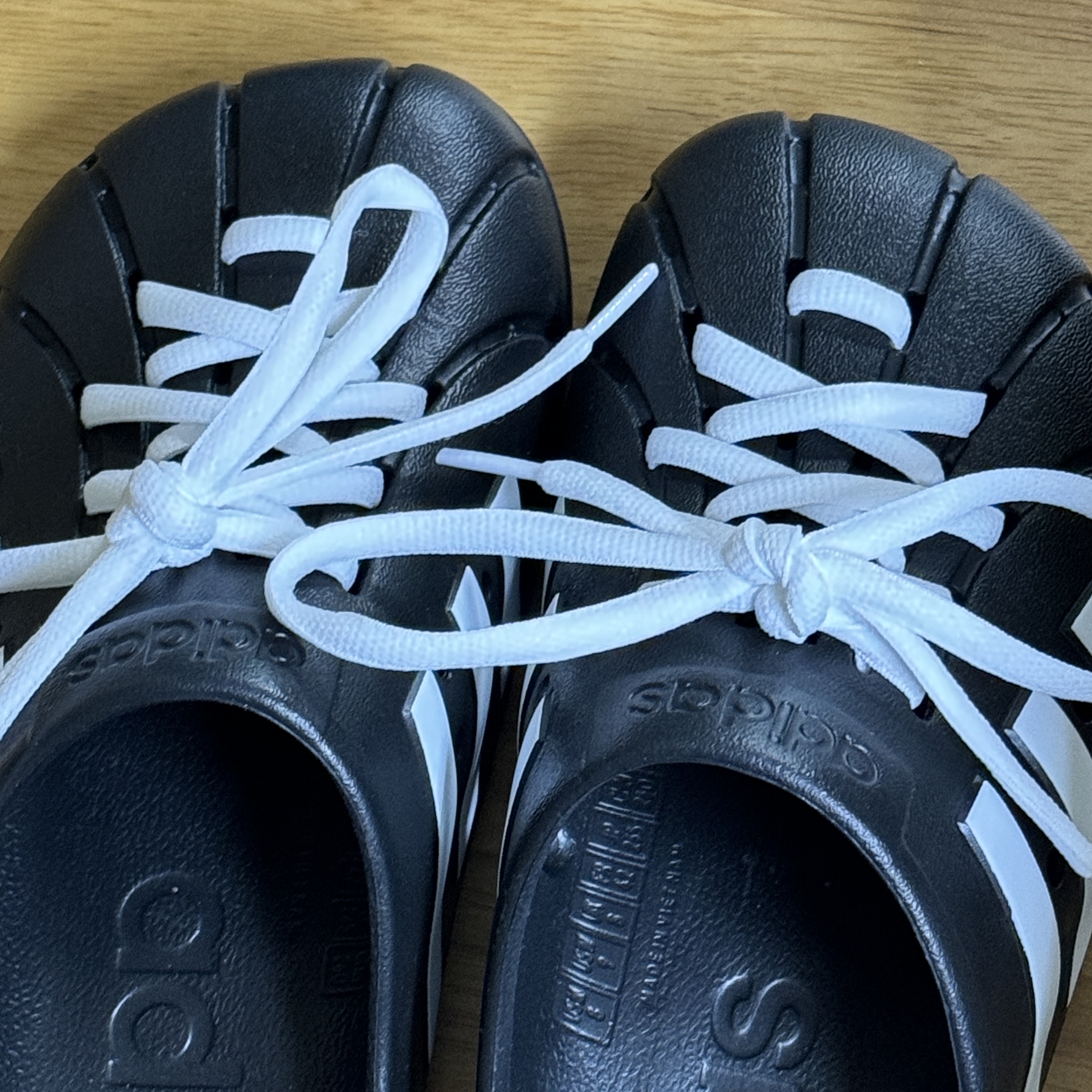 Adidas Adilette Clog Black White 착용 스타일