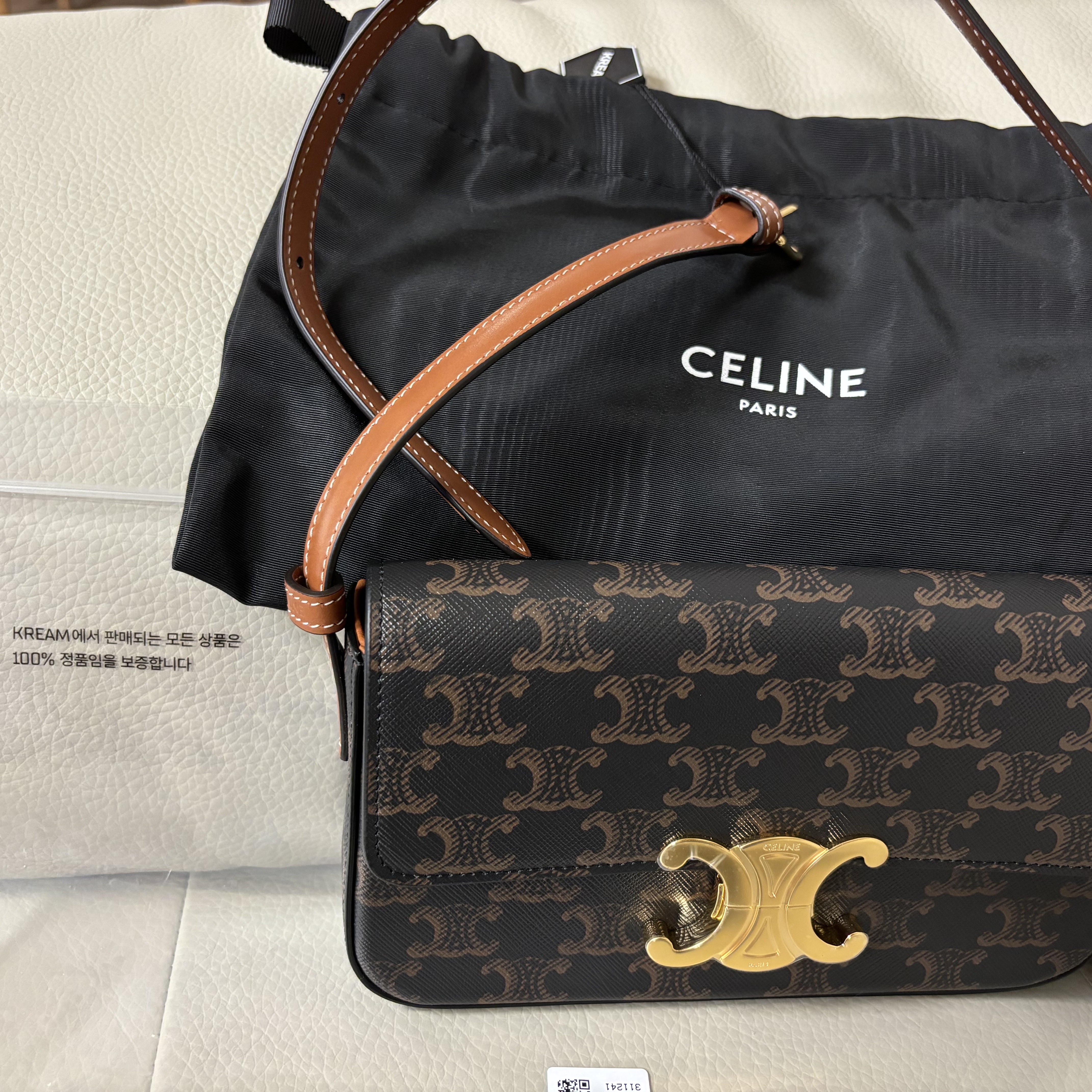 Celine Shoulder Bag Claude in Triomphe Canvas Calfskin Tan 착용 스타일 - 1
