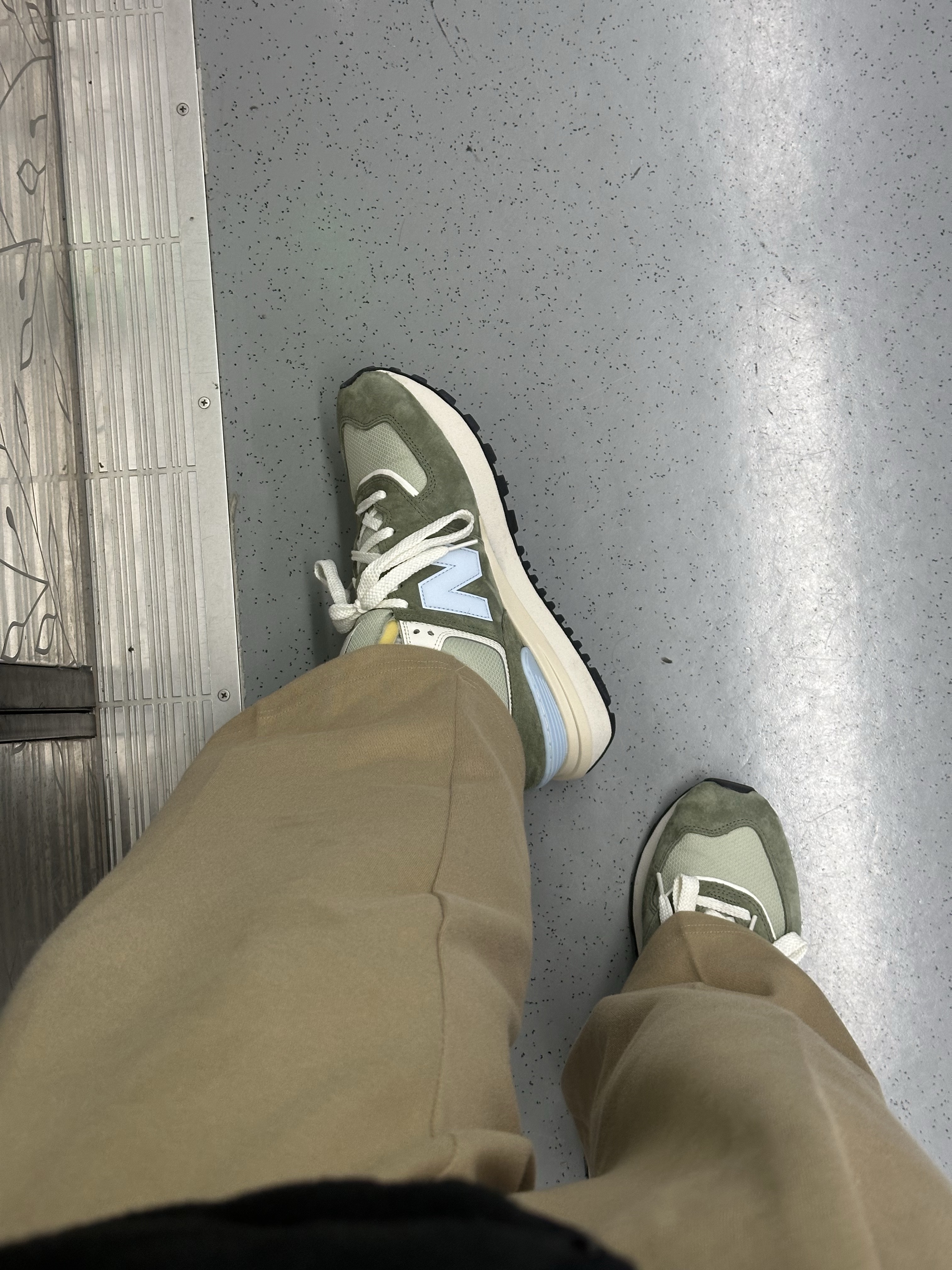 New Balance 574 Legacy Deep Olive 착용 스타일