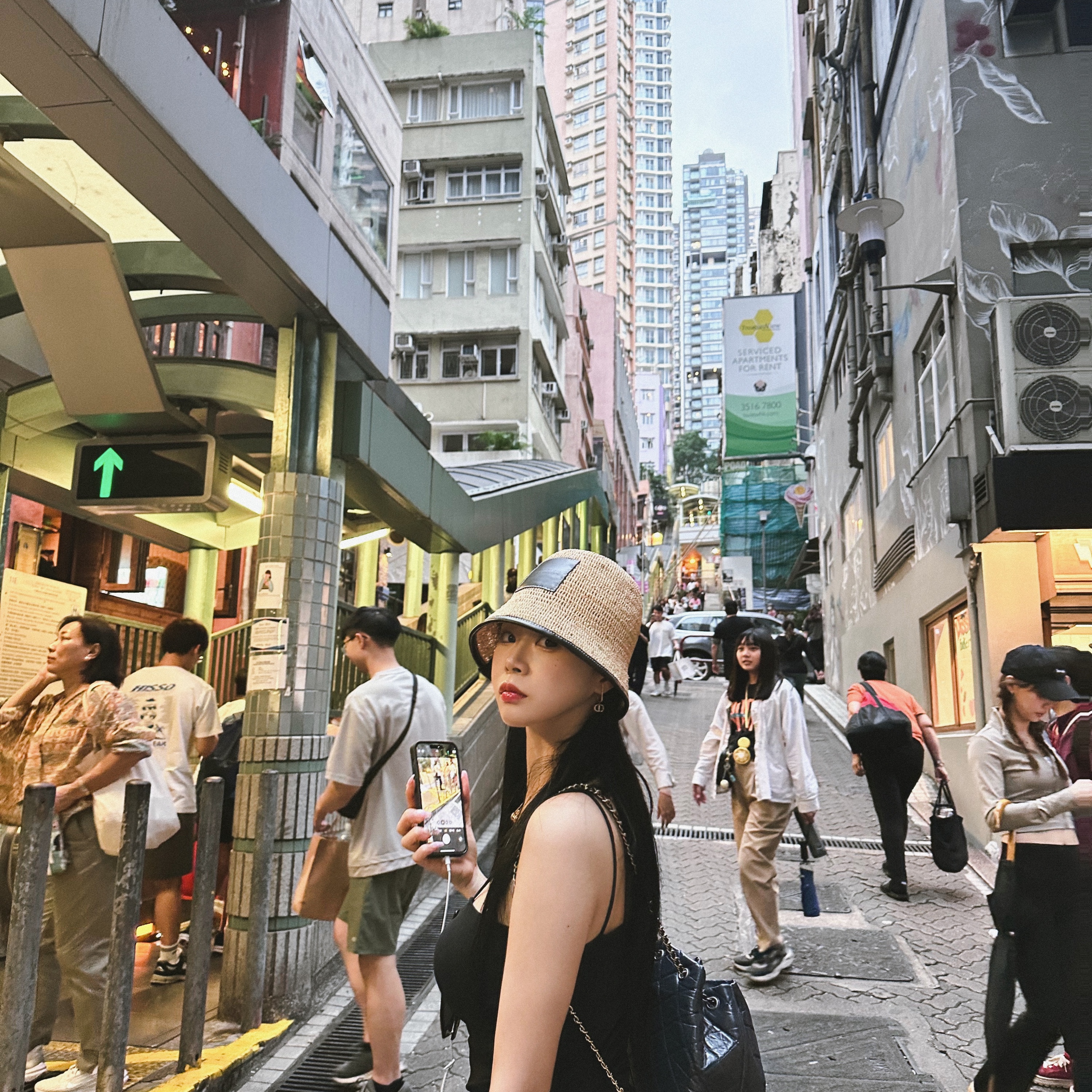 Jacquemus Le Bob Ficiu Bucket Hat In Raphia Beige, Chanel Small Gabrielle Backpack Aged Calfskin & Gold Silver Black 착용 스타일 - 1