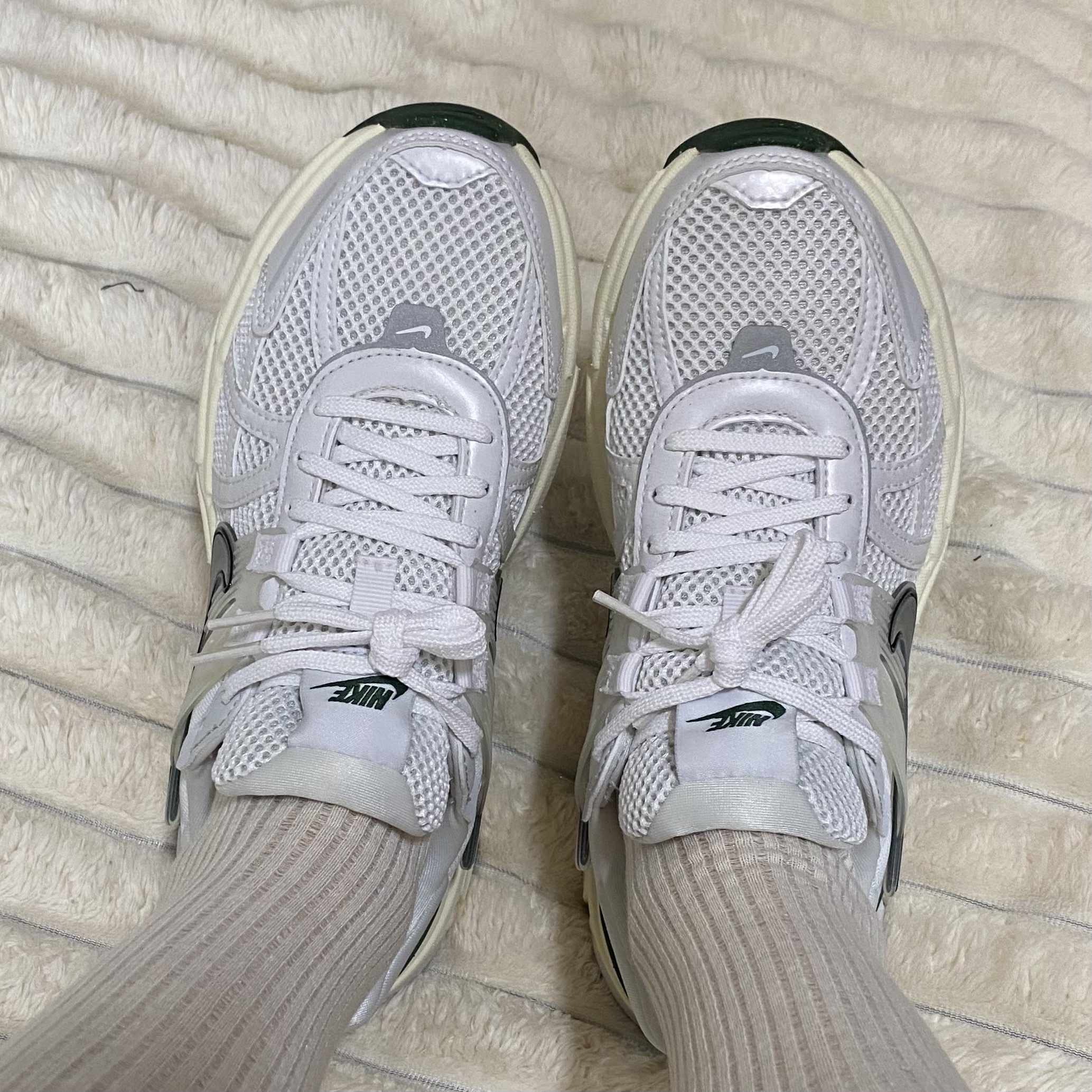 Nike V2K Run White Fir 착용 스타일 - 3