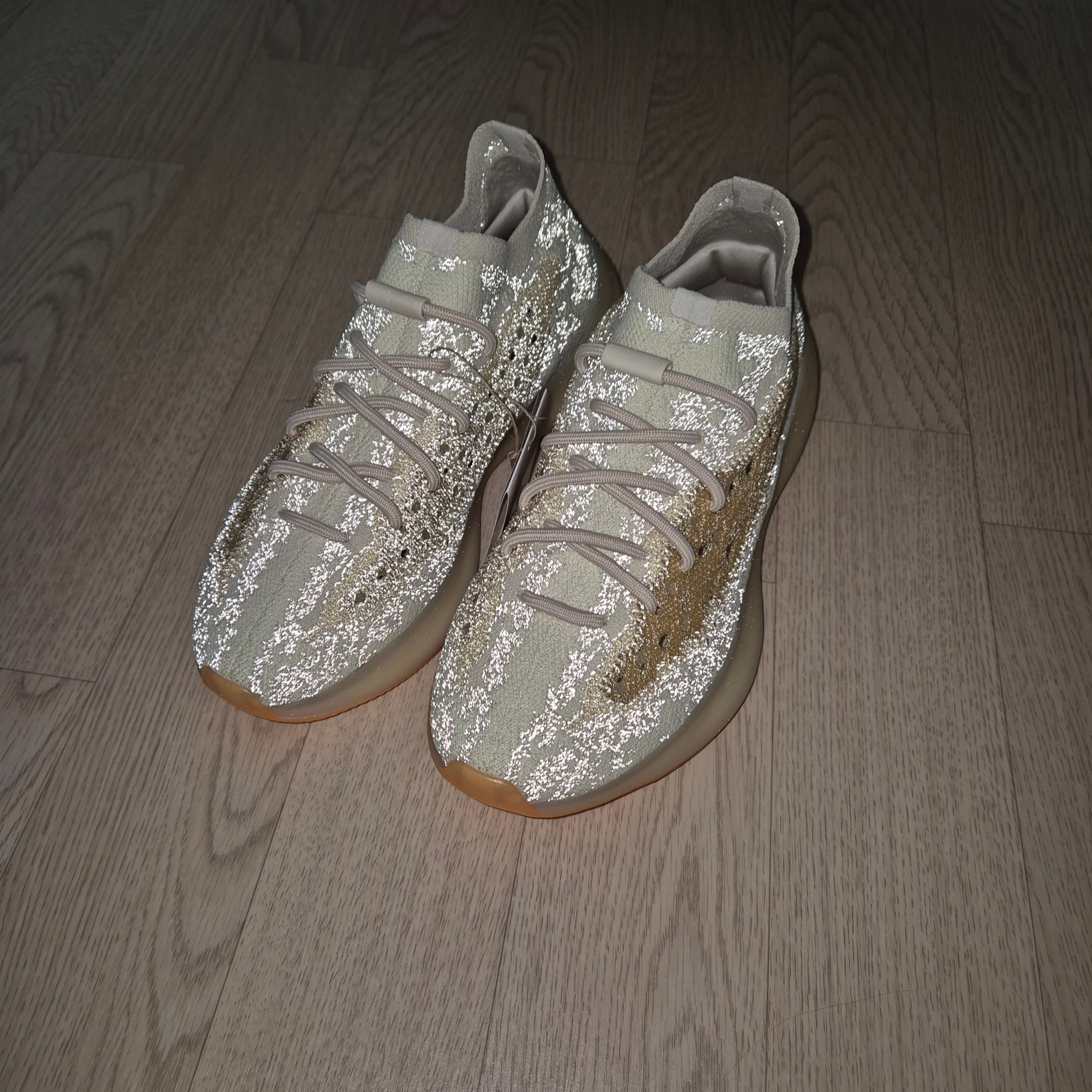 Adidas Yeezy Boost 380 Yecoraite - Reflective 착용 스타일