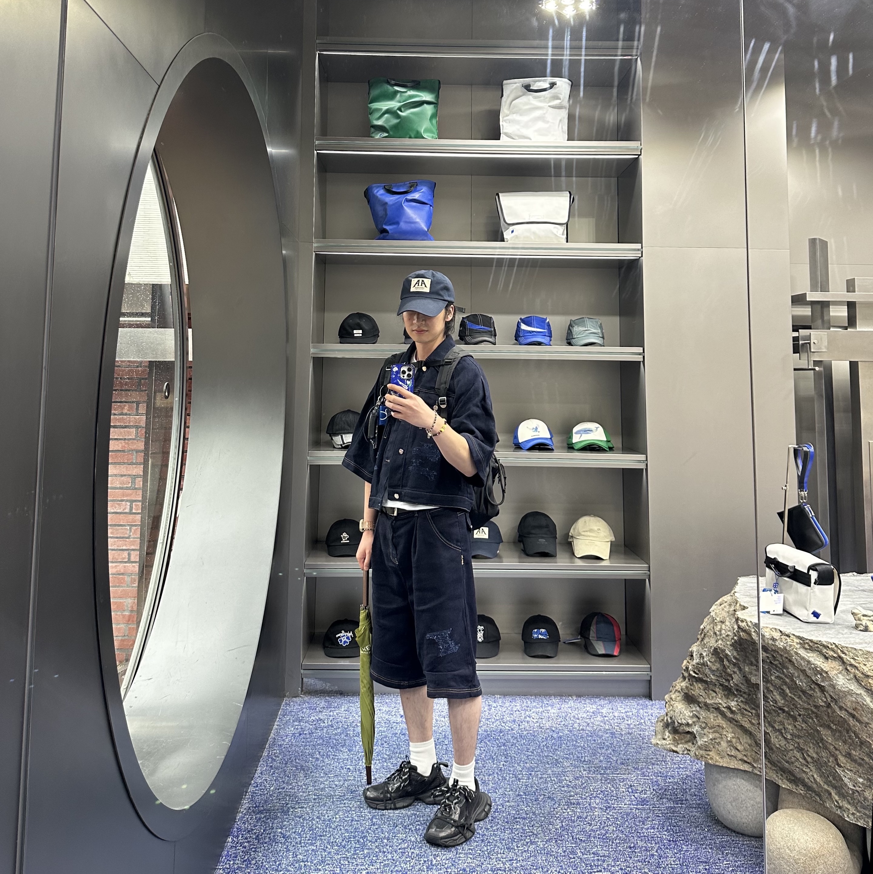 Ader Error Elis Jeans Blue, Balenciaga 3XL Sneakers Black 착용 스타일 - 2