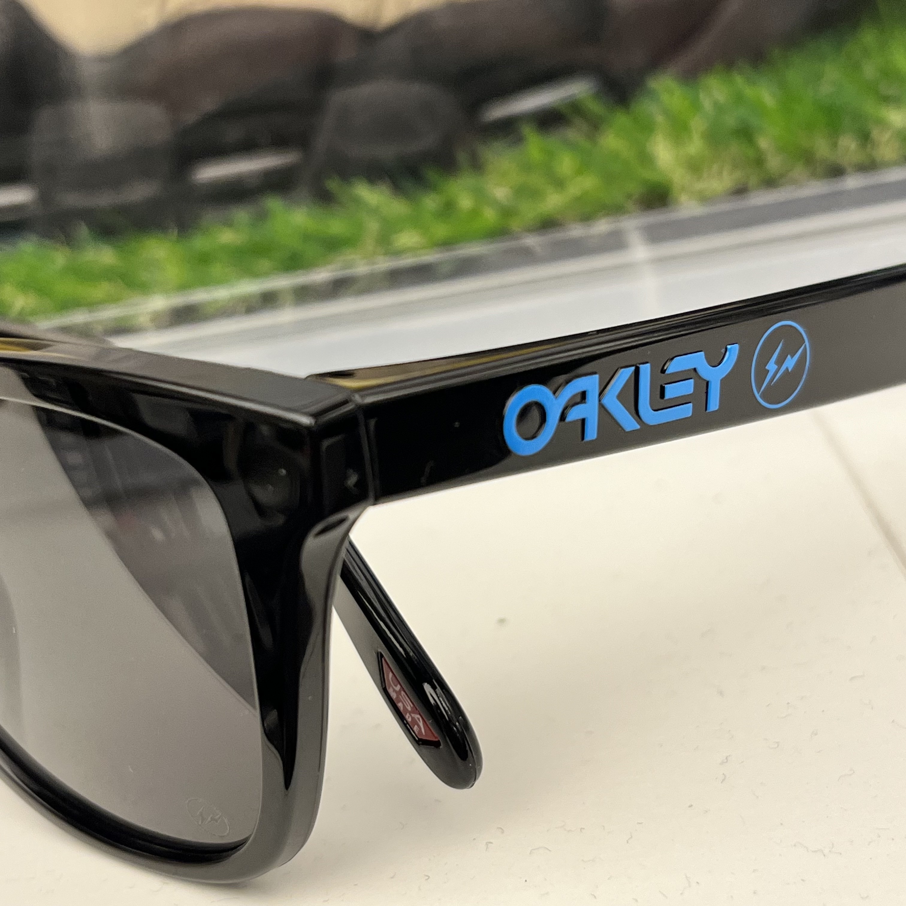 Oakley x Fragment Frogskins Blue Polished Black Frame Prizm Grey Lenses Low Bridge Fit 착용 스타일