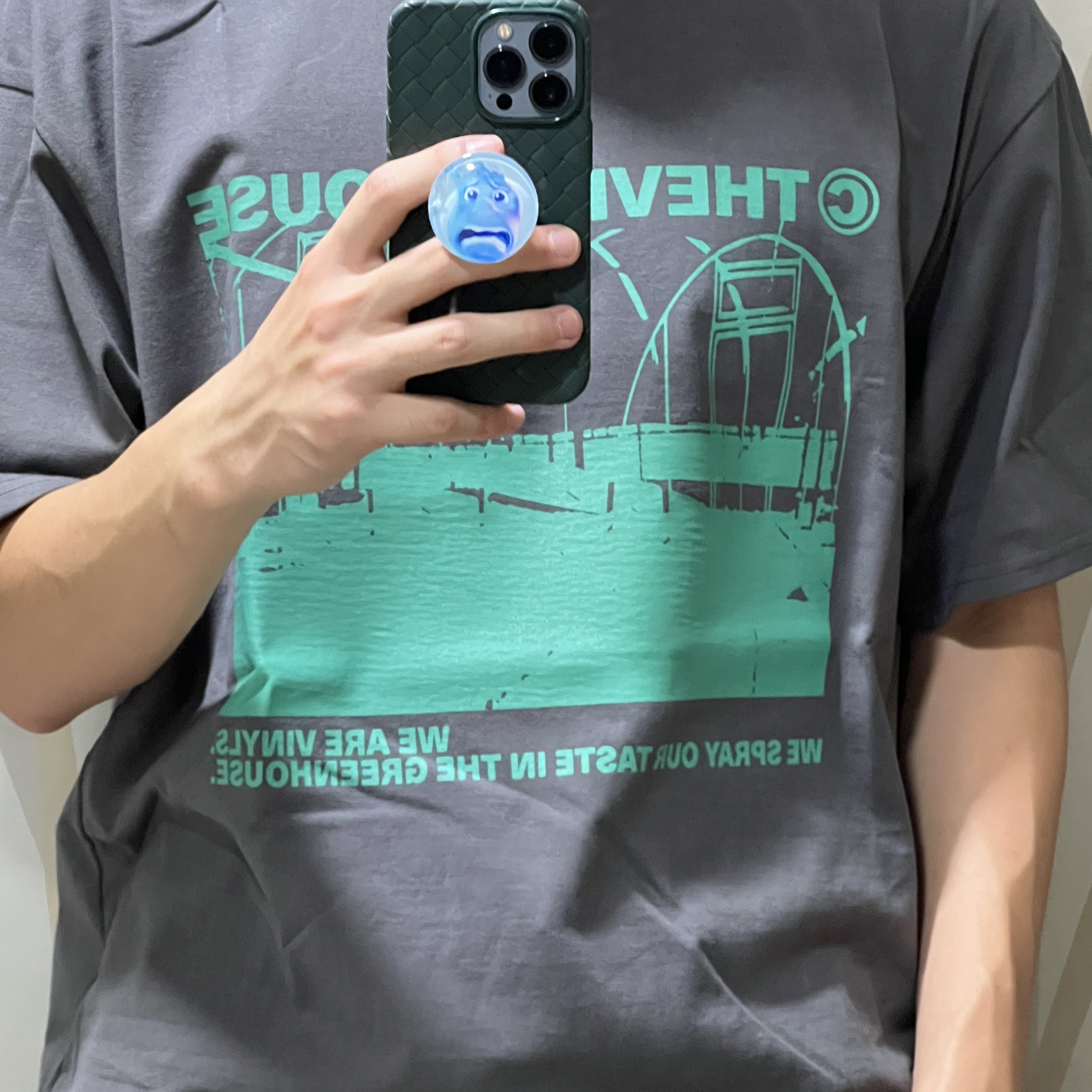 Thevinylhouse Greenhouse T-Shirt Charcoal 착용 스타일 - 2
