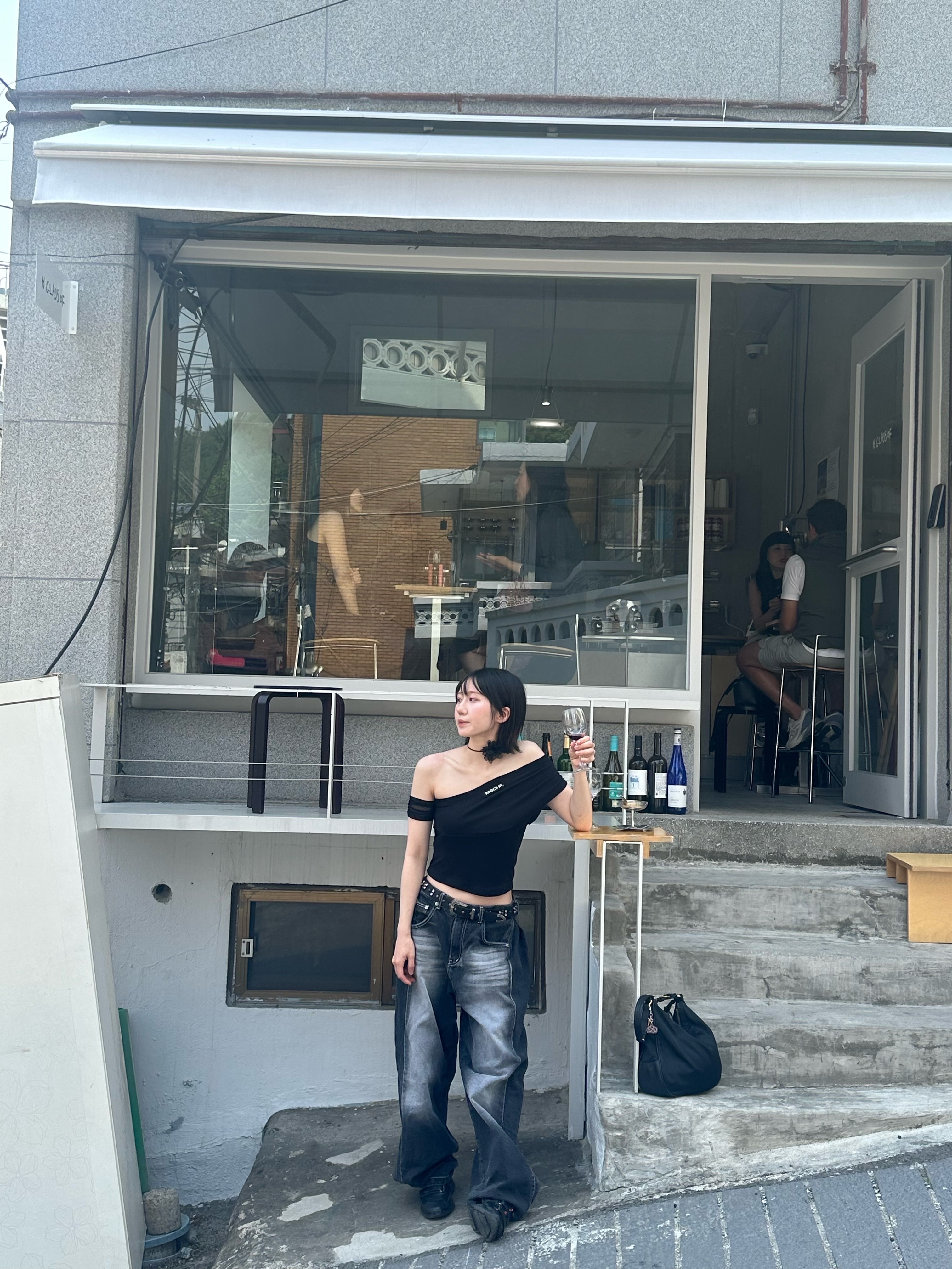 (W) Mischief Cowl Neck Short Sleeve Top Black, Prada Re-Edition 2005 Re-Nylon Mini Hobo Bag Black 착용 스타일 - 2