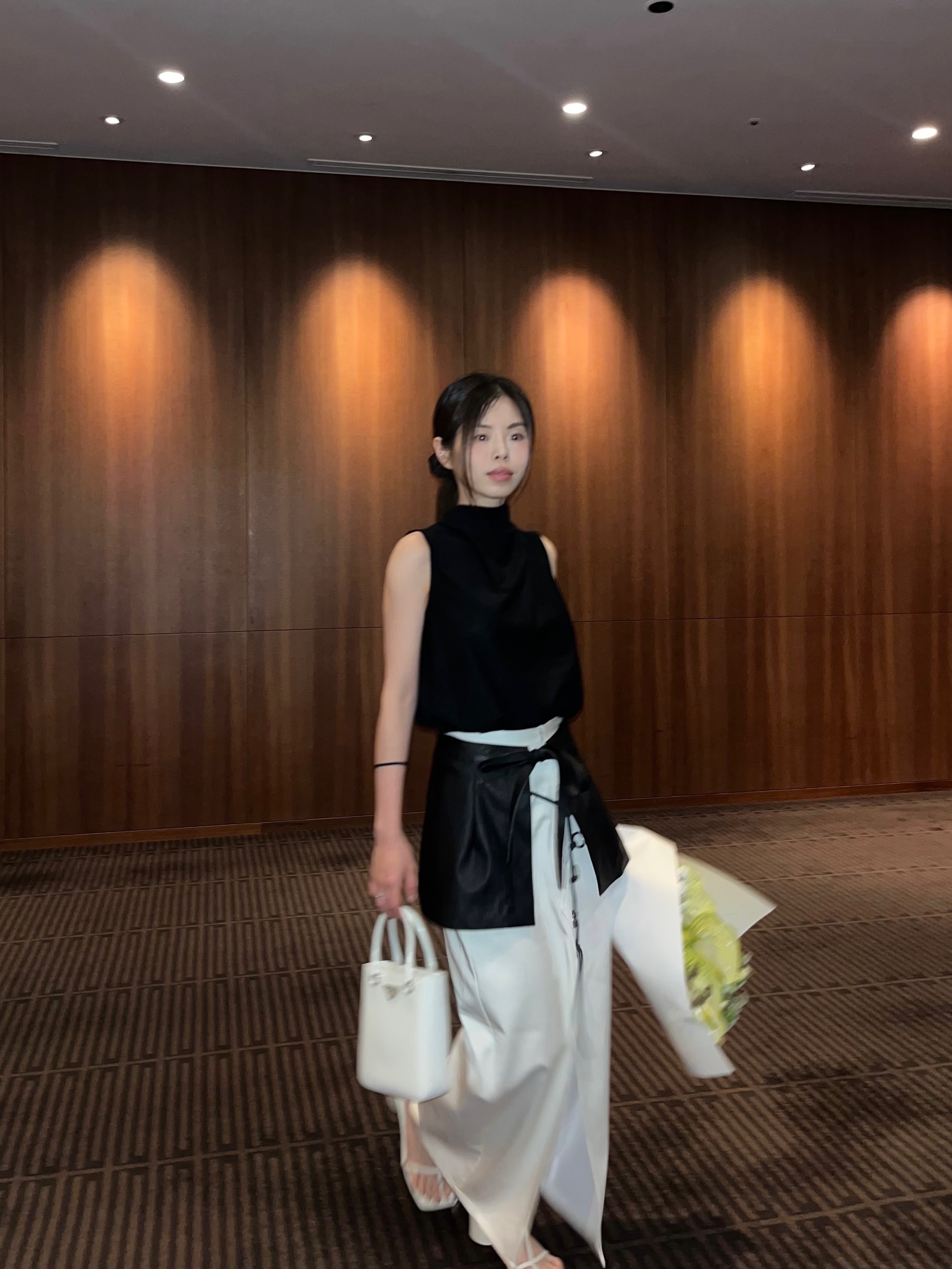 Prada Small Brushed Leather Tote White 착용 스타일 - 3