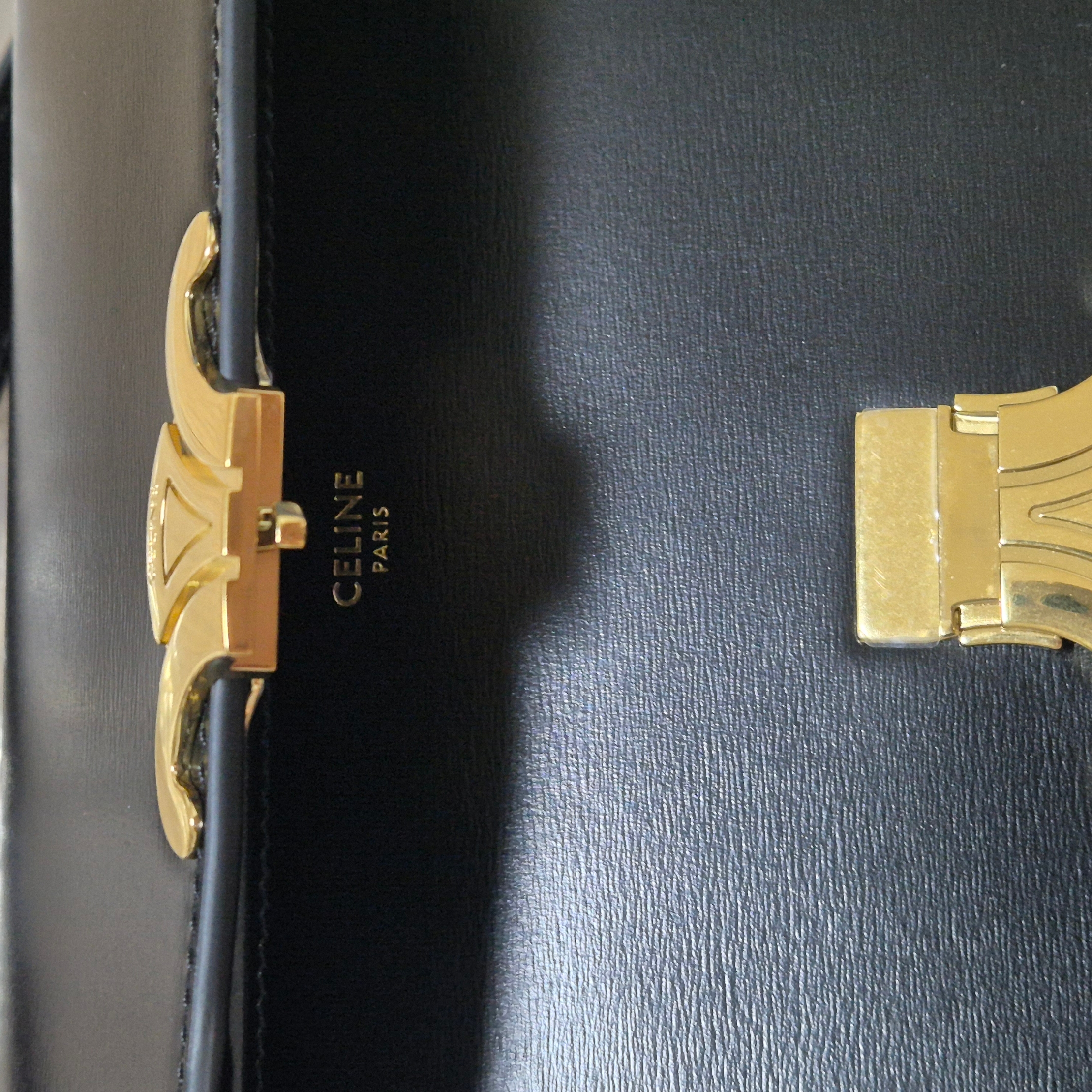 Celine Teen Triomphe Bag in Shiny Calfskin Black 착용 스타일 - 1