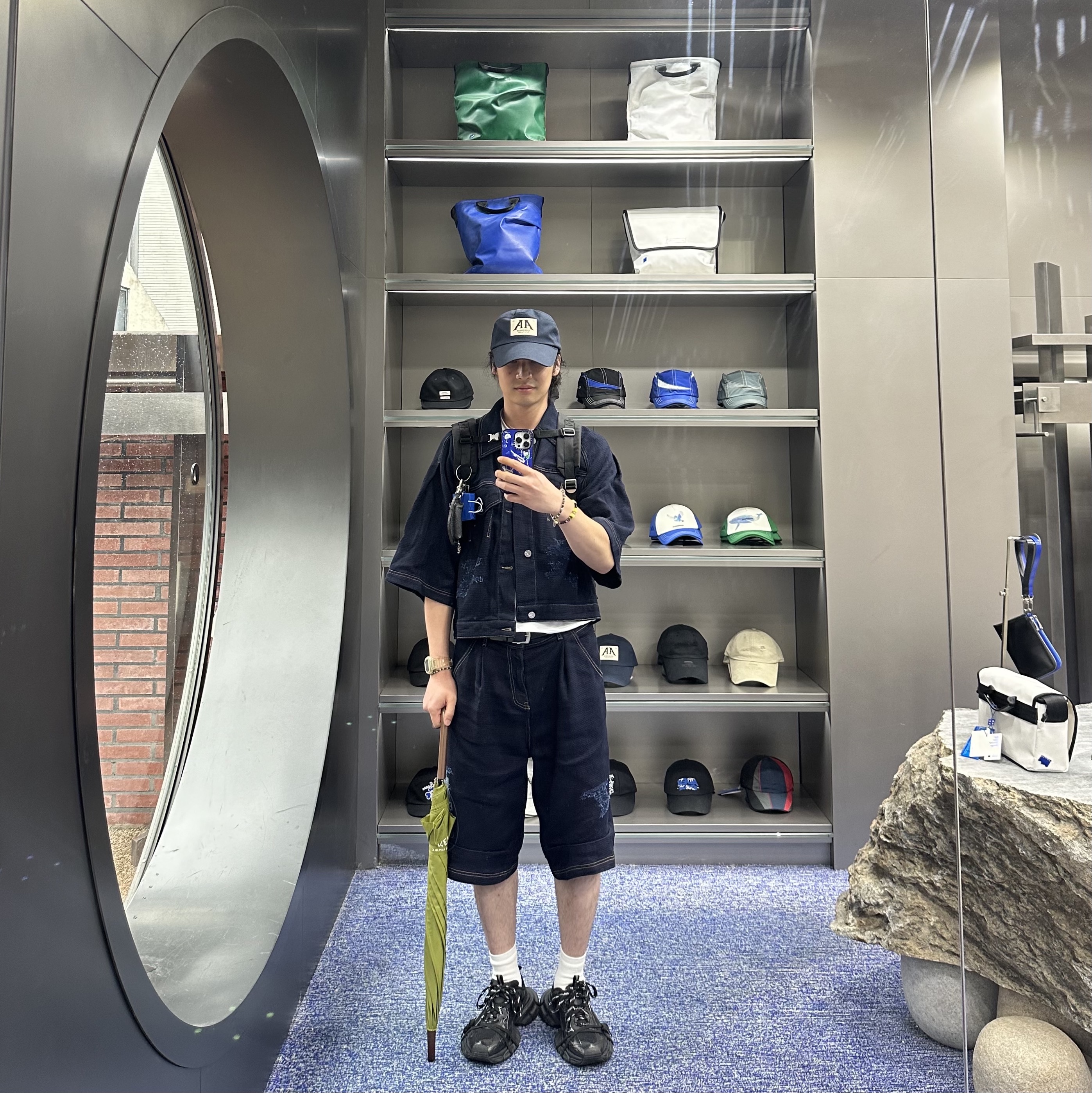 Ader Error Elis Jeans Blue, Balenciaga 3XL Sneakers Black 착용 스타일 - 1