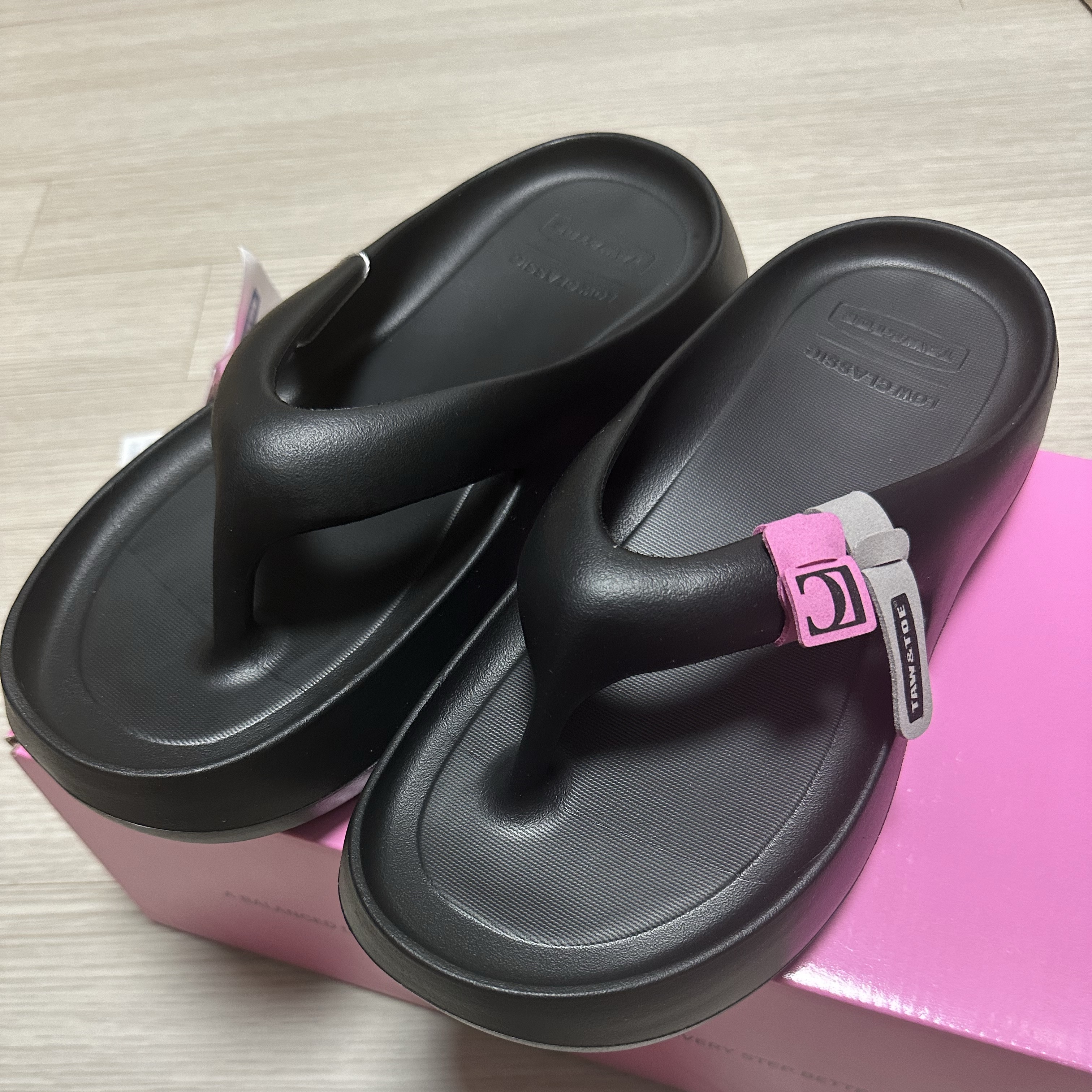 Taw&Toe x Low Classic Platform Flip Flop Black 착용 스타일