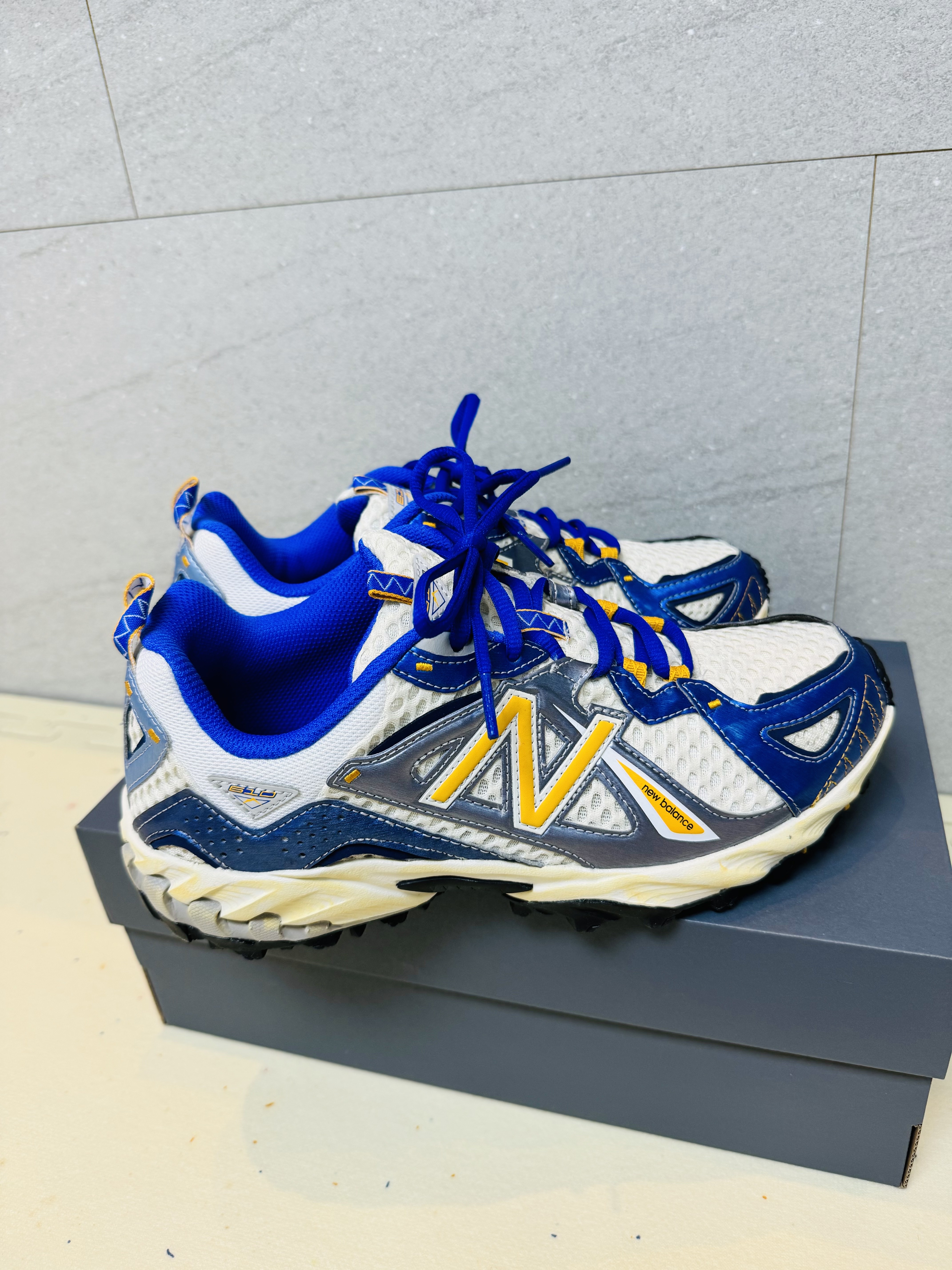 New Balance x Yeseyesee ML610 Atlantic Blue Varsity Gold 착용 스타일 - 1