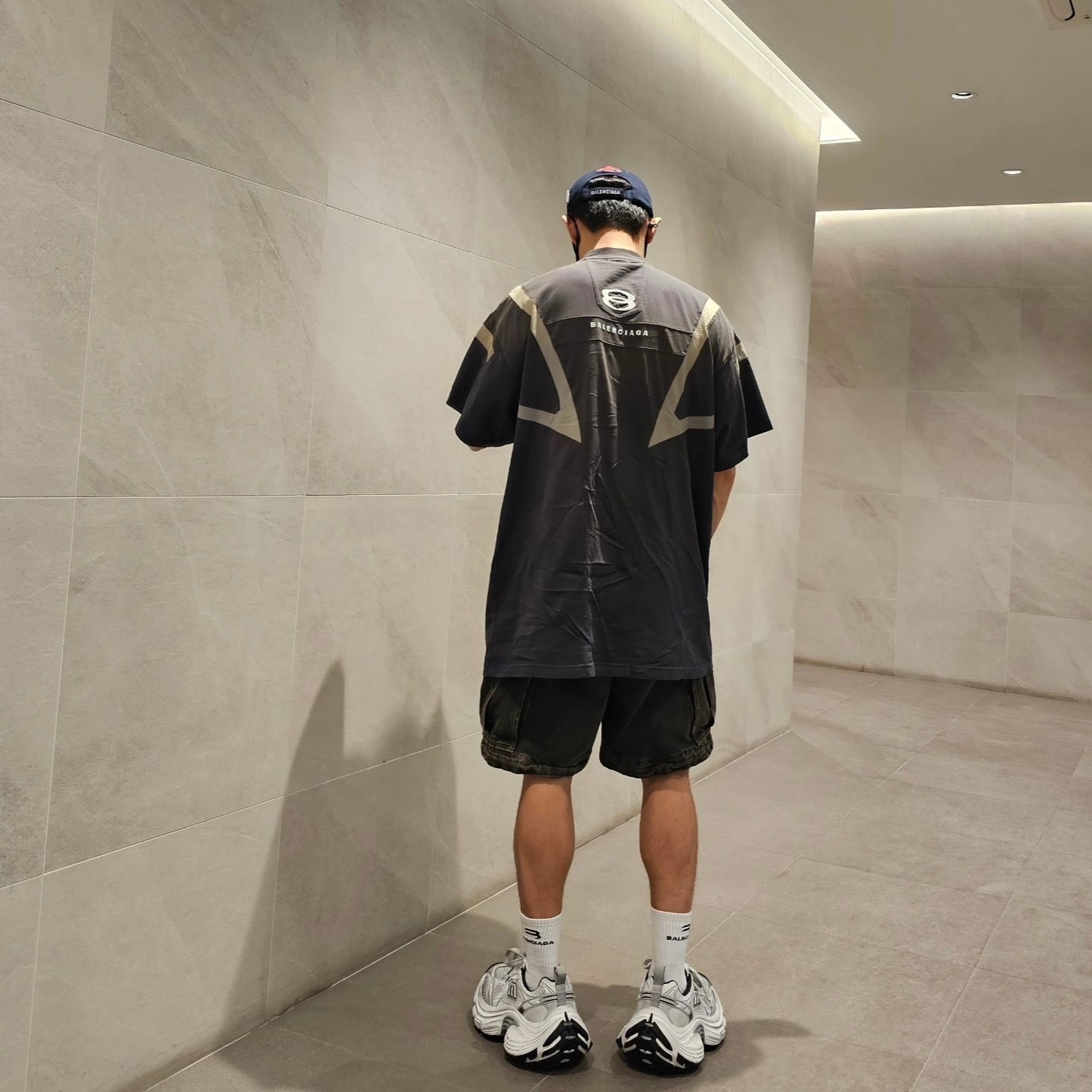 Balenciaga Unity Sports Icon Biker Oversized T-Shirt Black, Balenciaga Cargo Pants in Black 착용 스타일 - 2