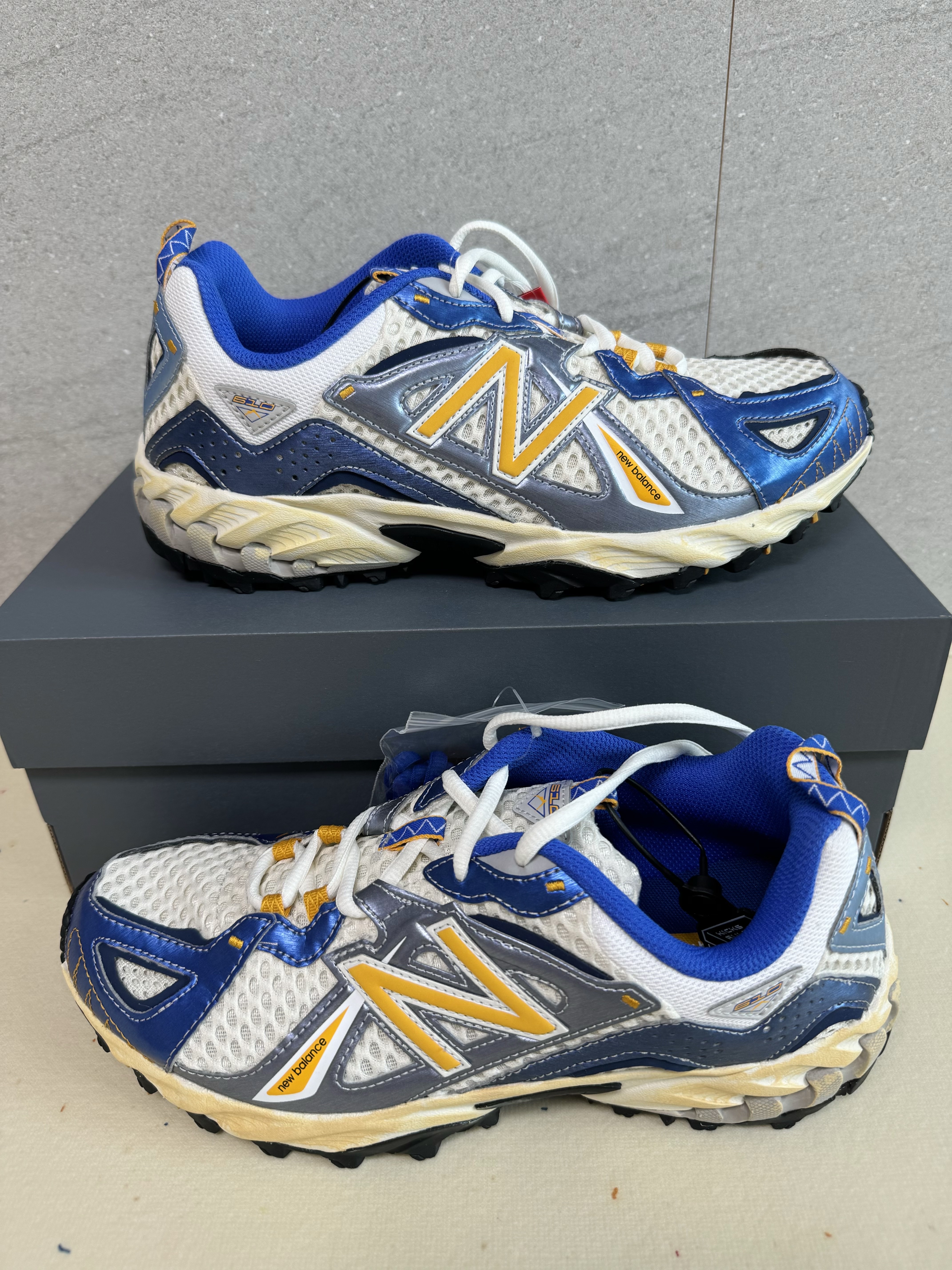 New Balance x Yeseyesee ML610 Atlantic Blue Varsity Gold, Stussy Surfwalk Pigment Dyed T-Shirt Indigo 착용 스타일 - 4