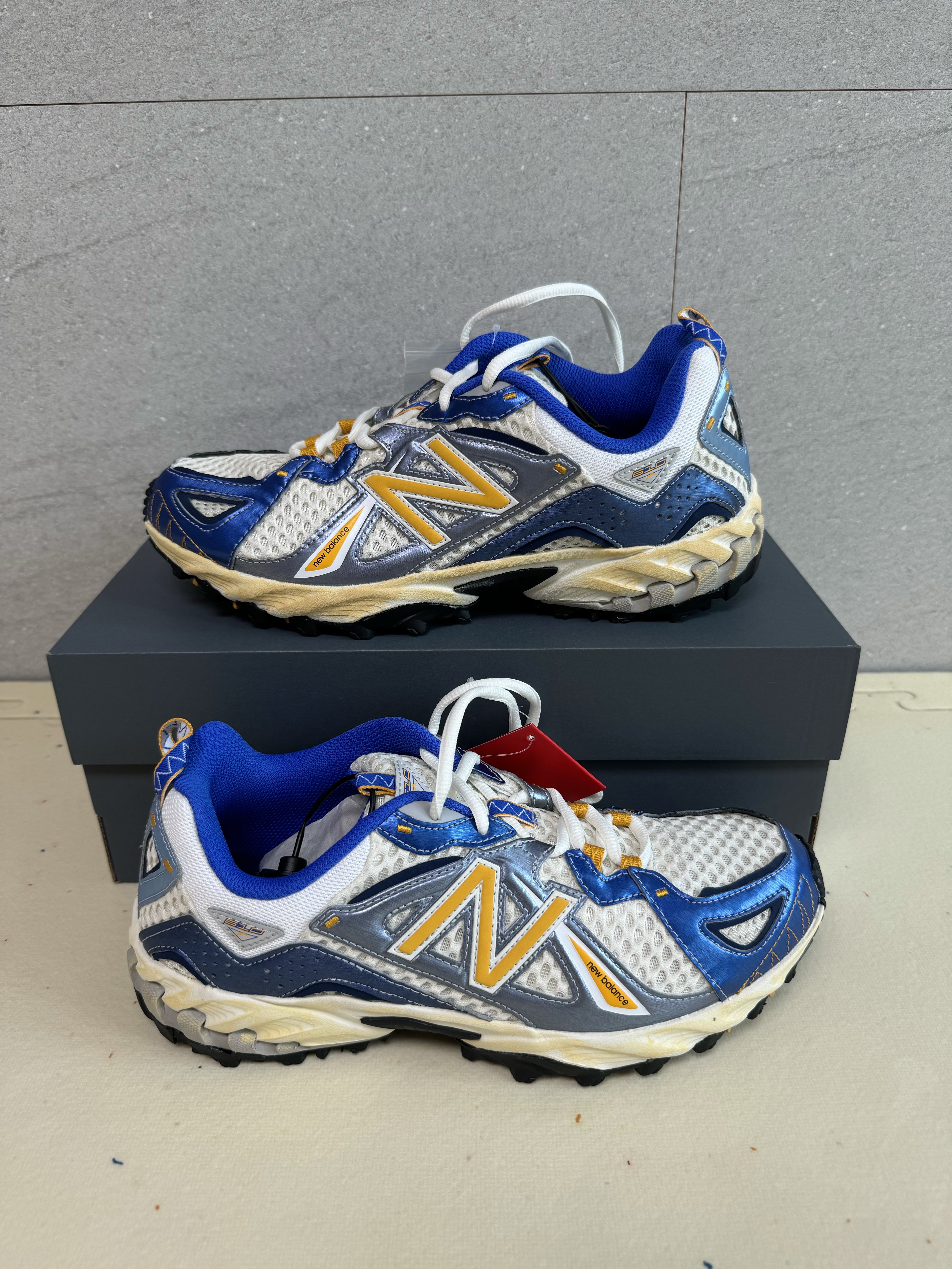 New Balance x Yeseyesee ML610 Atlantic Blue Varsity Gold, Stussy Surfwalk Pigment Dyed T-Shirt Indigo 착용 스타일 - 3