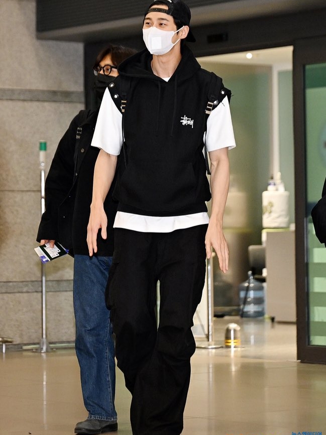 Junya Watanabe x Stussy Hooded Vest Black 착용 스타일 - 1
