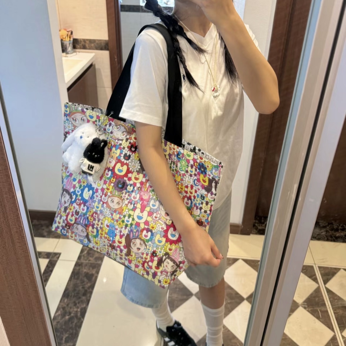 NewJeans x Murakami Reusable Bag L 착용 스타일