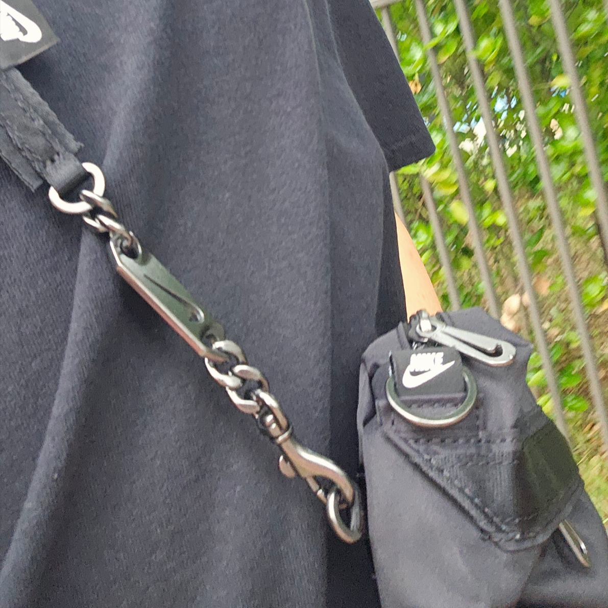 Nike NSW Futura Luxe Crossbody Bag 1L Black 착용 스타일
