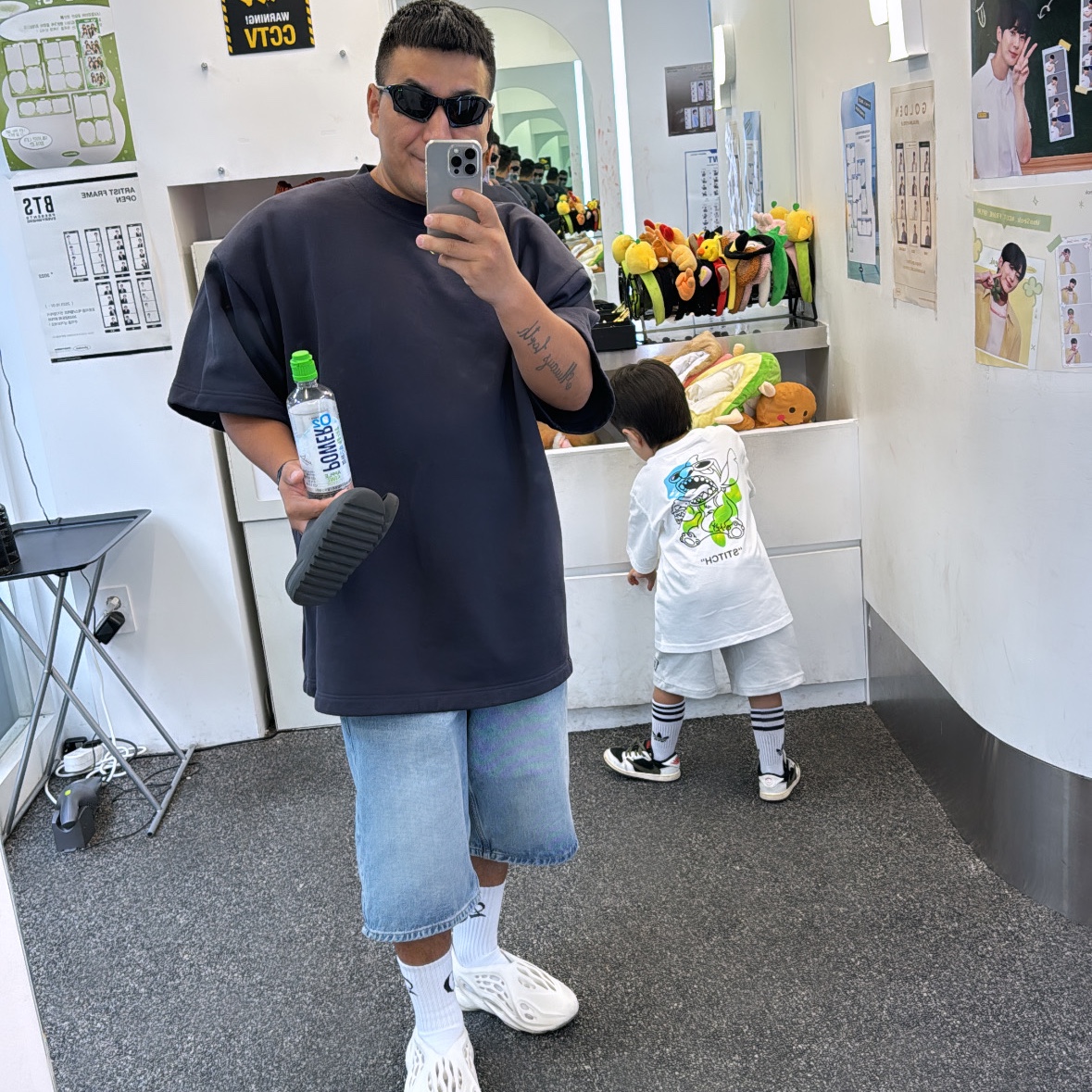Adidas Yeezy Foam RNNR Sand, Balenciaga Bat Rectangle Sunglasses Black 착용 스타일