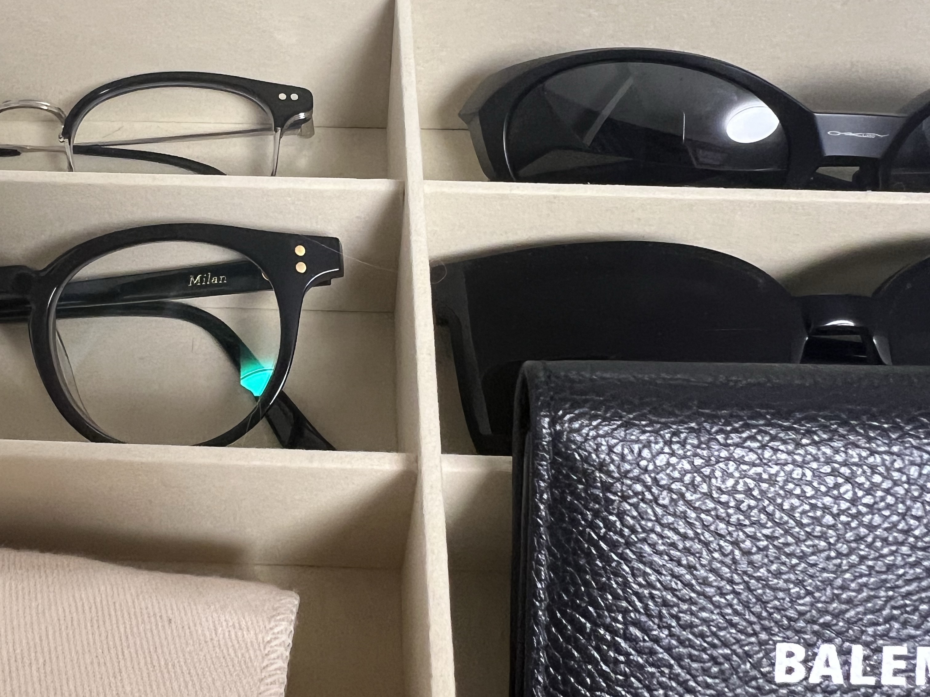 Balenciaga Cash Flap and Card Holder Black, Gentle Monster Milan A 01 Black 착용 스타일