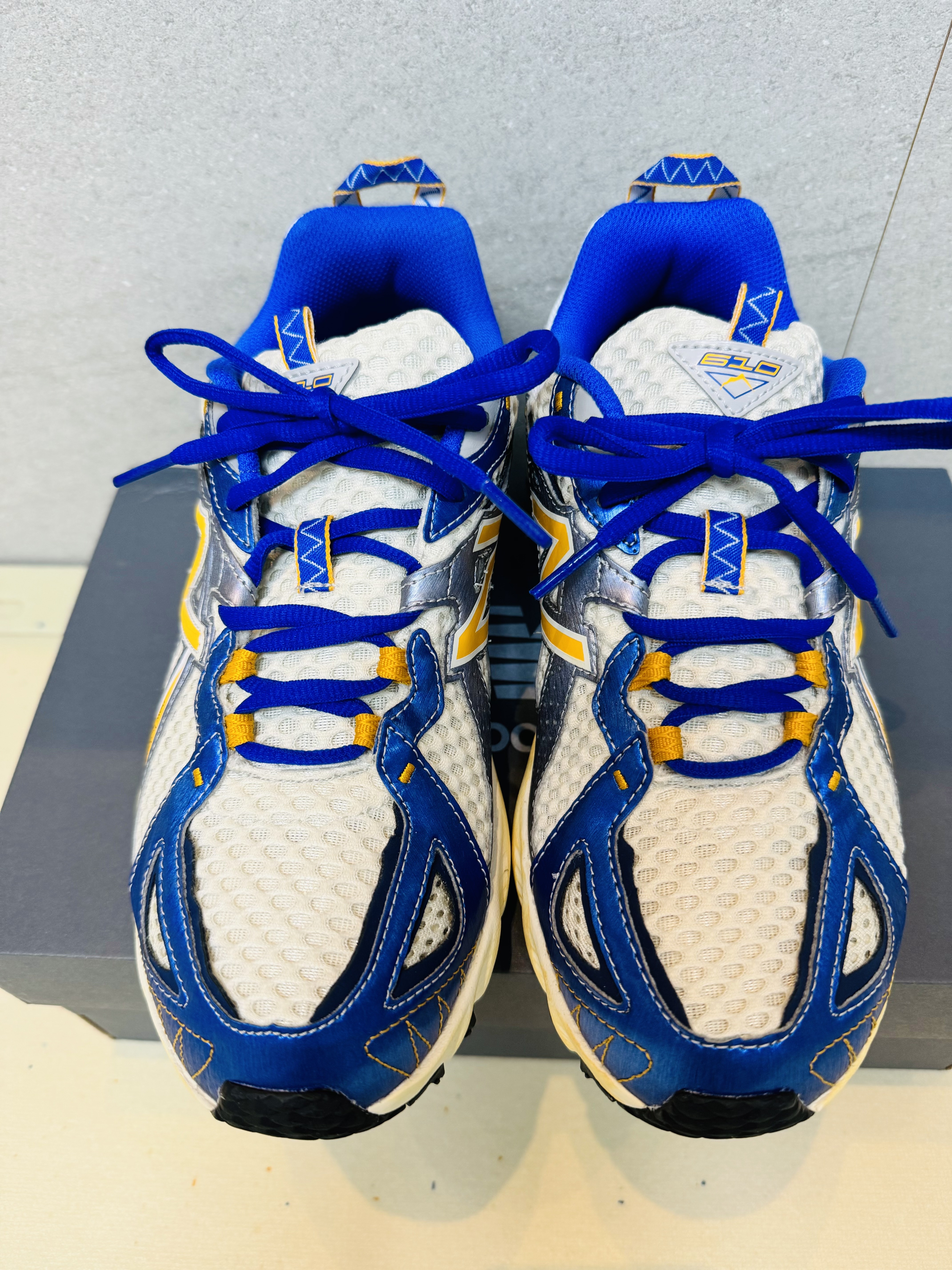 New Balance x Yeseyesee ML610 Atlantic Blue Varsity Gold 착용 스타일 - 3