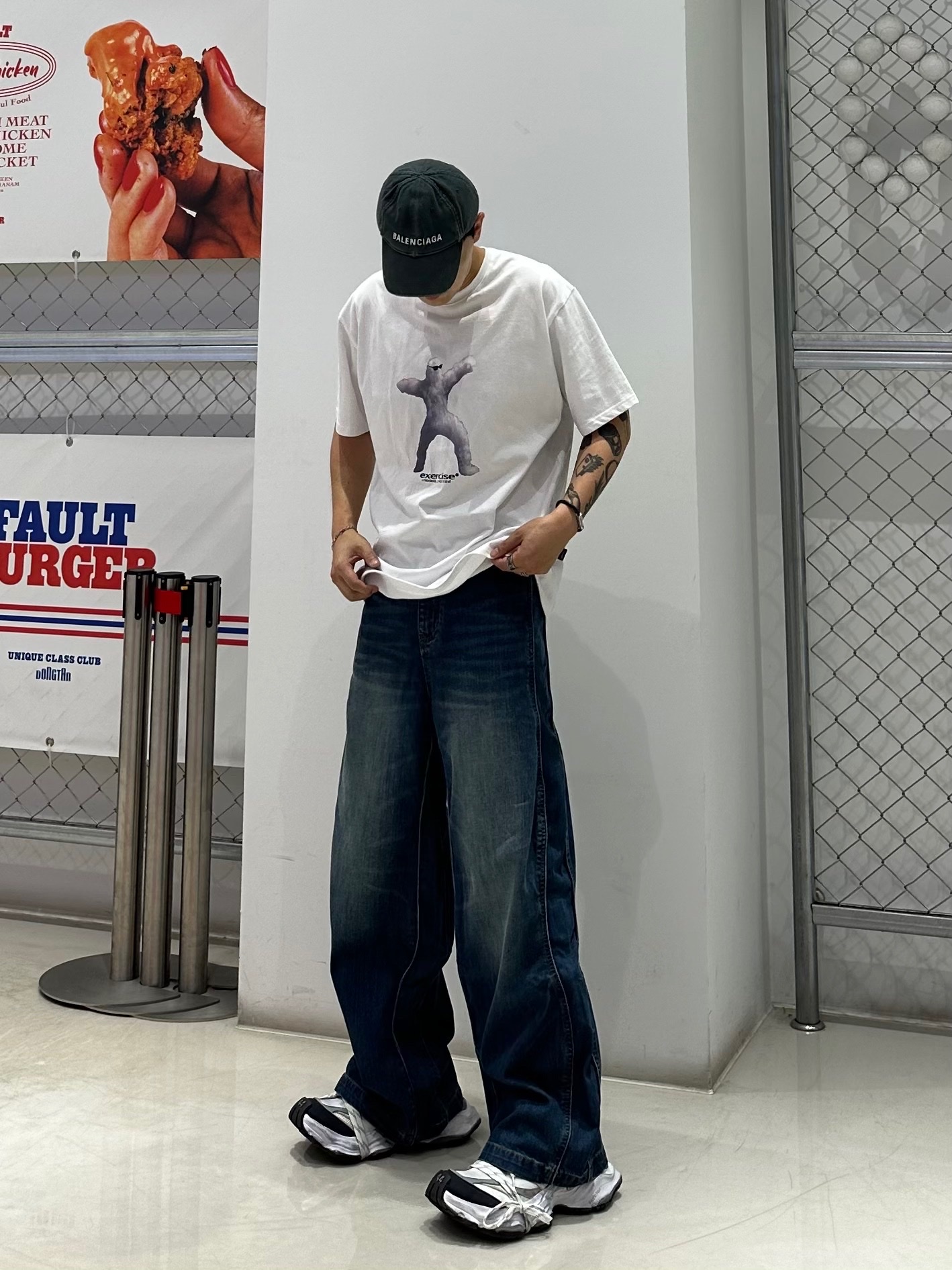 Balenciaga Cargo Sneakers White Grey 착용 스타일 - 1
