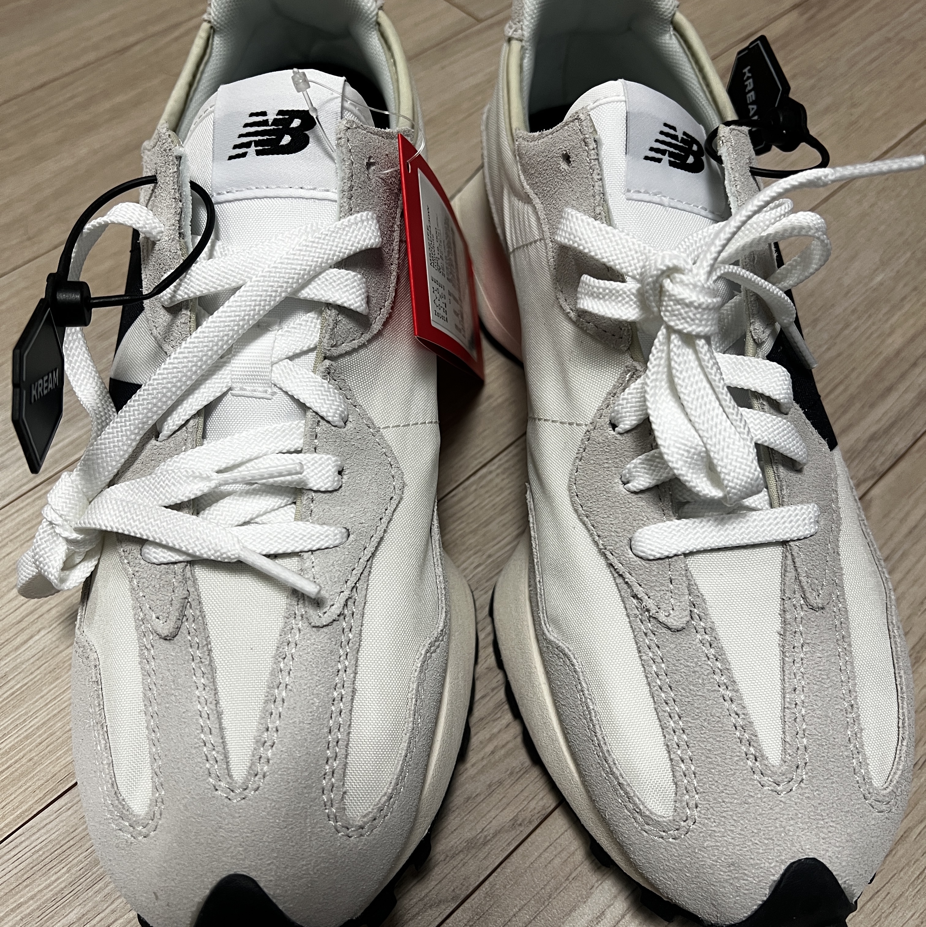 New Balance 327 White Black 착용 스타일 - 1