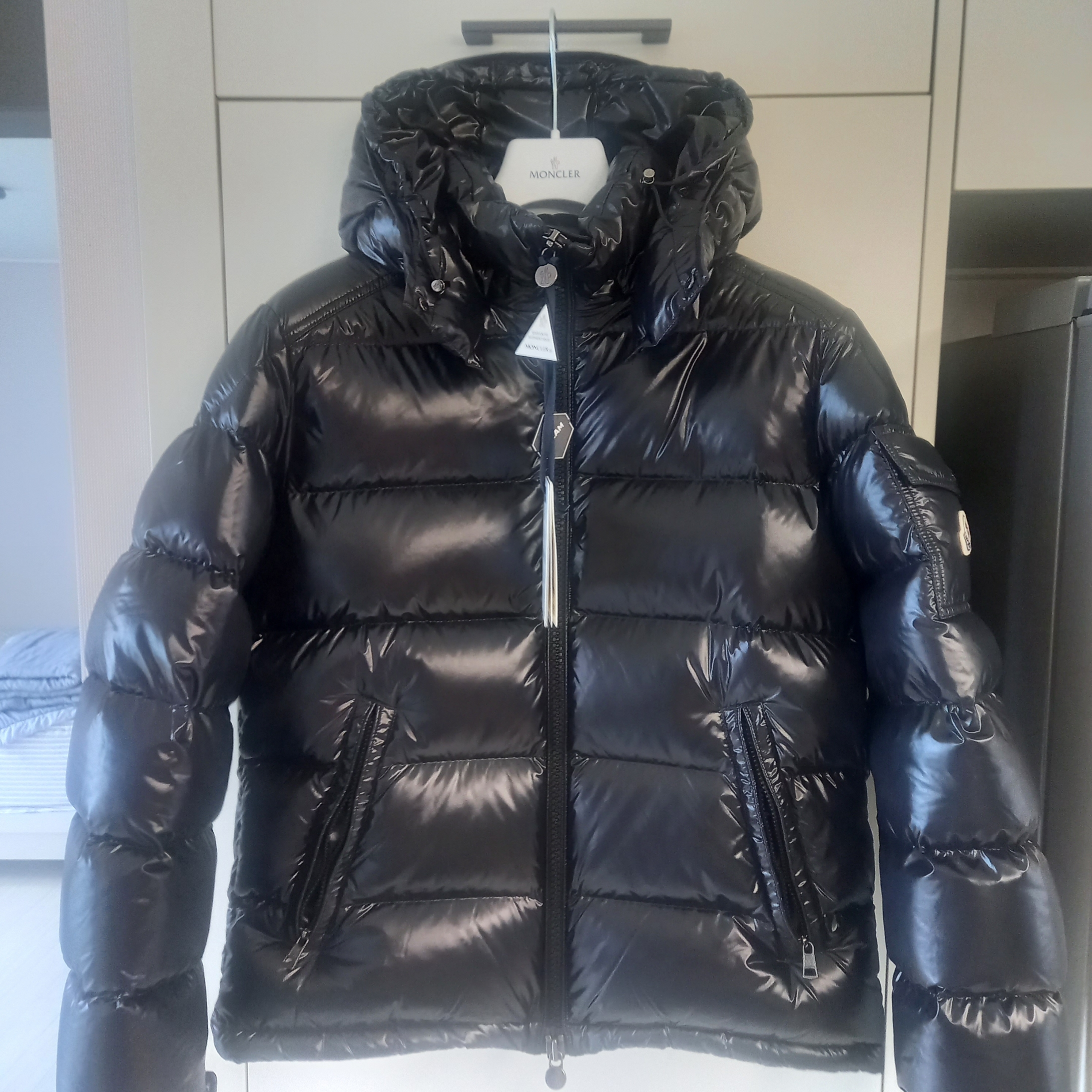Moncler Maya Short Down Jacket Black - 23FW 착용 스타일 - 1