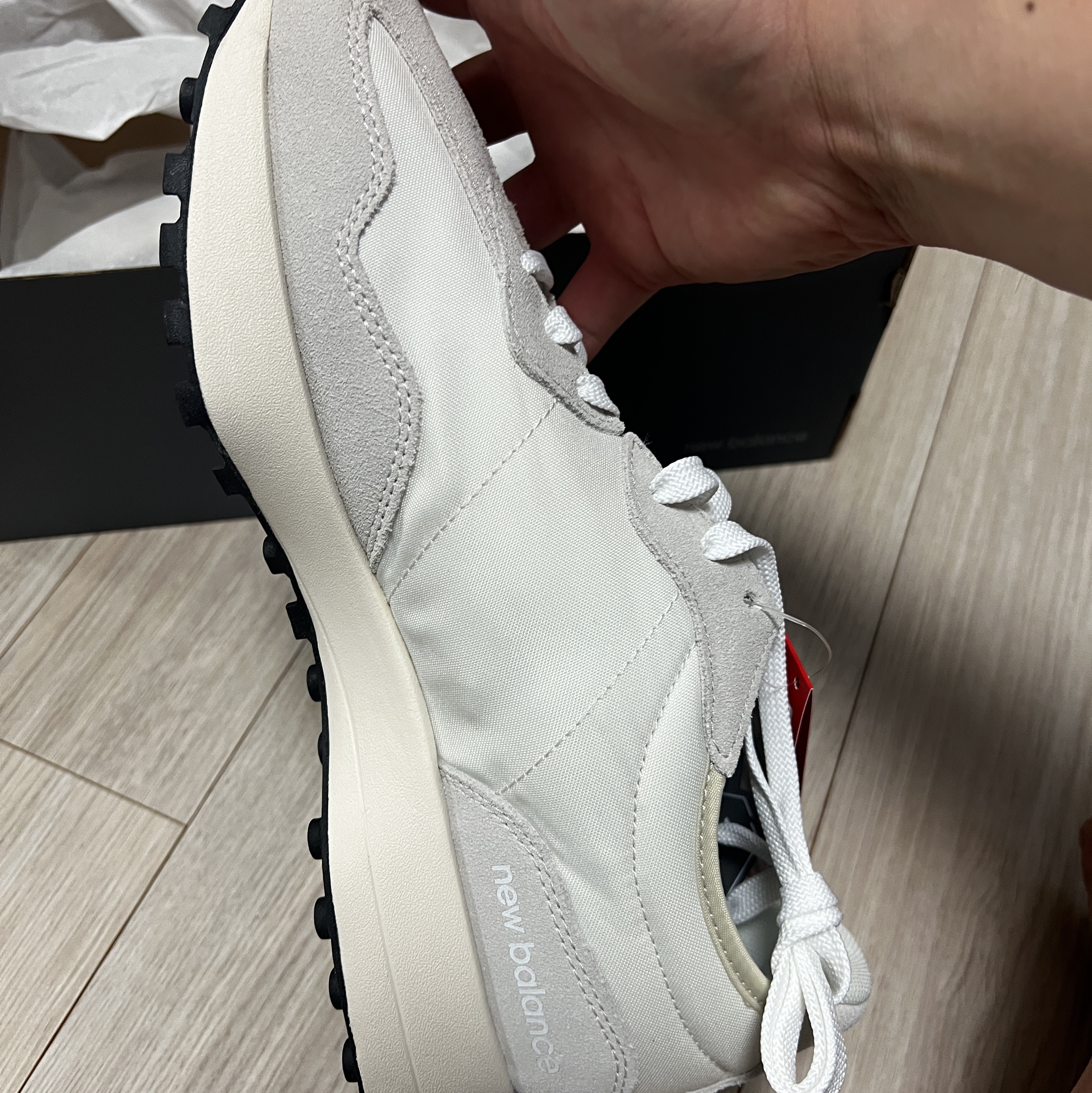 New Balance 327 White Black 착용 스타일 - 4