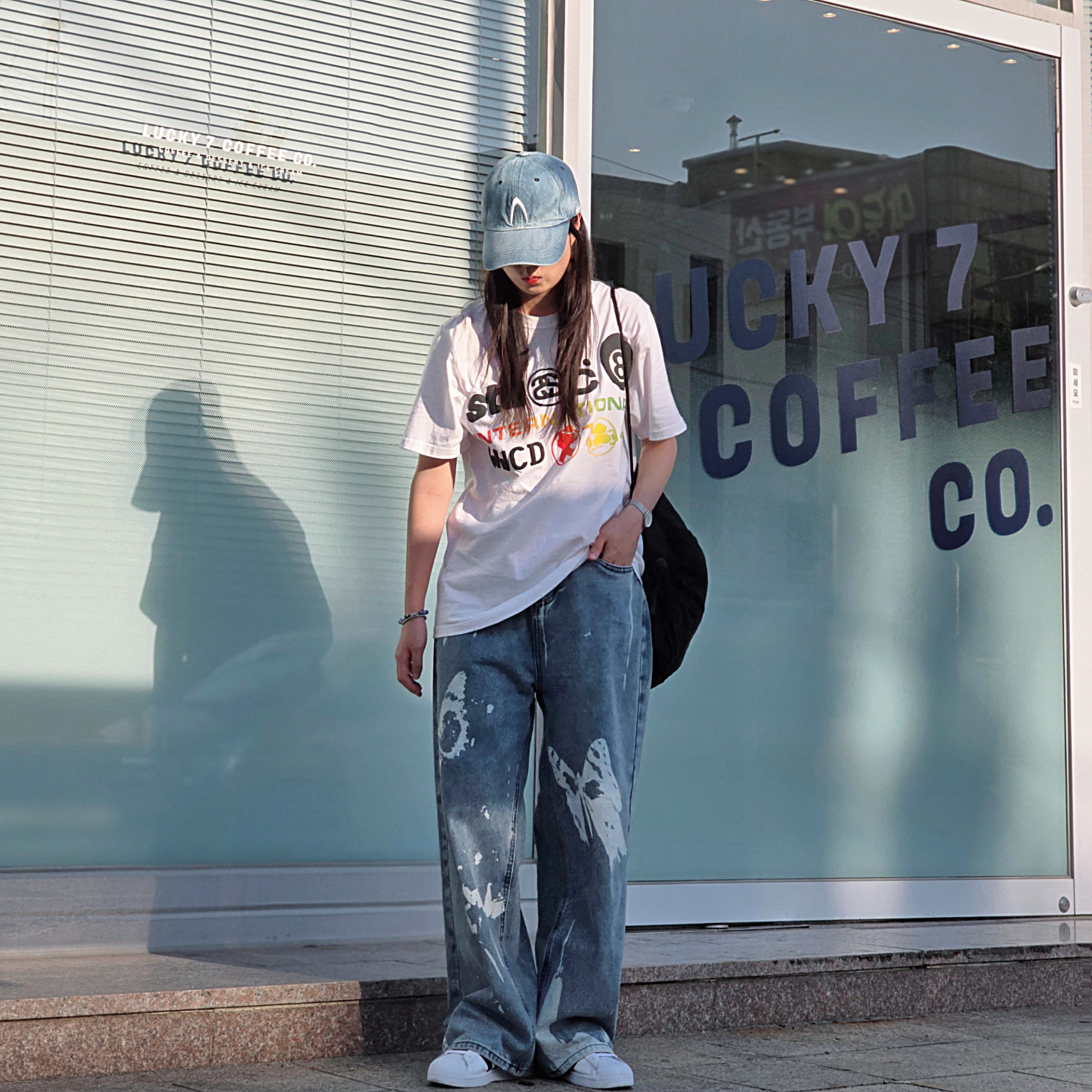 Stussy x Cactus Plant Flea Market International T-Shirt White, Adidas Superstar White Black 착용 스타일 - 2