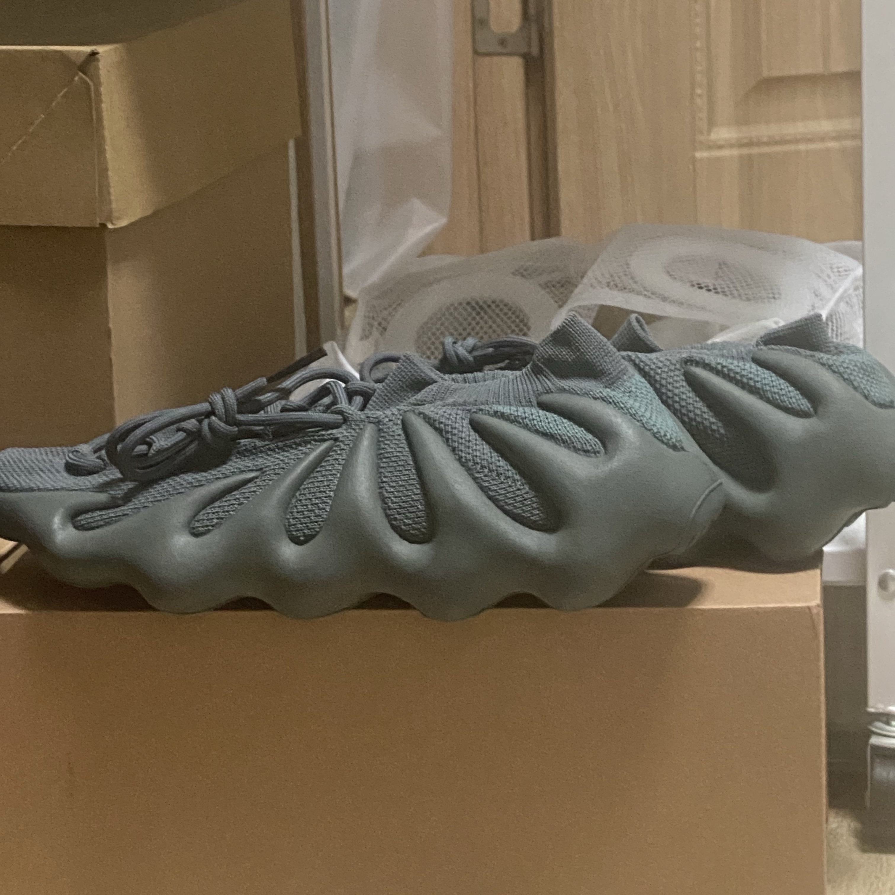 Adidas Yeezy 450 Stone Teal 착용 스타일