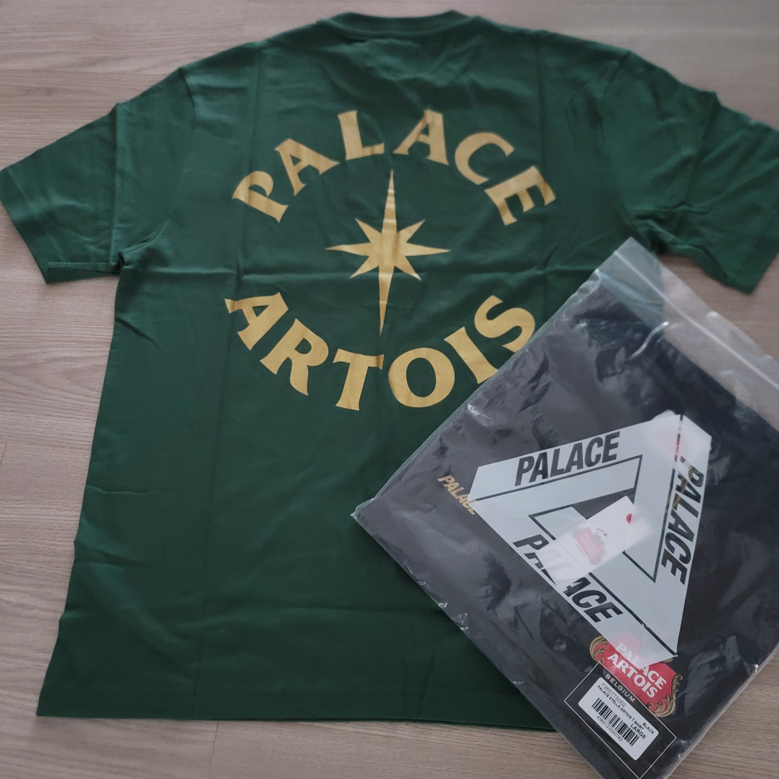 Palace x Stella Artois T-Shirt Green - 24SS, Palace x Stella Artois T-Shirt Black - 24SS 착용 스타일 - 1