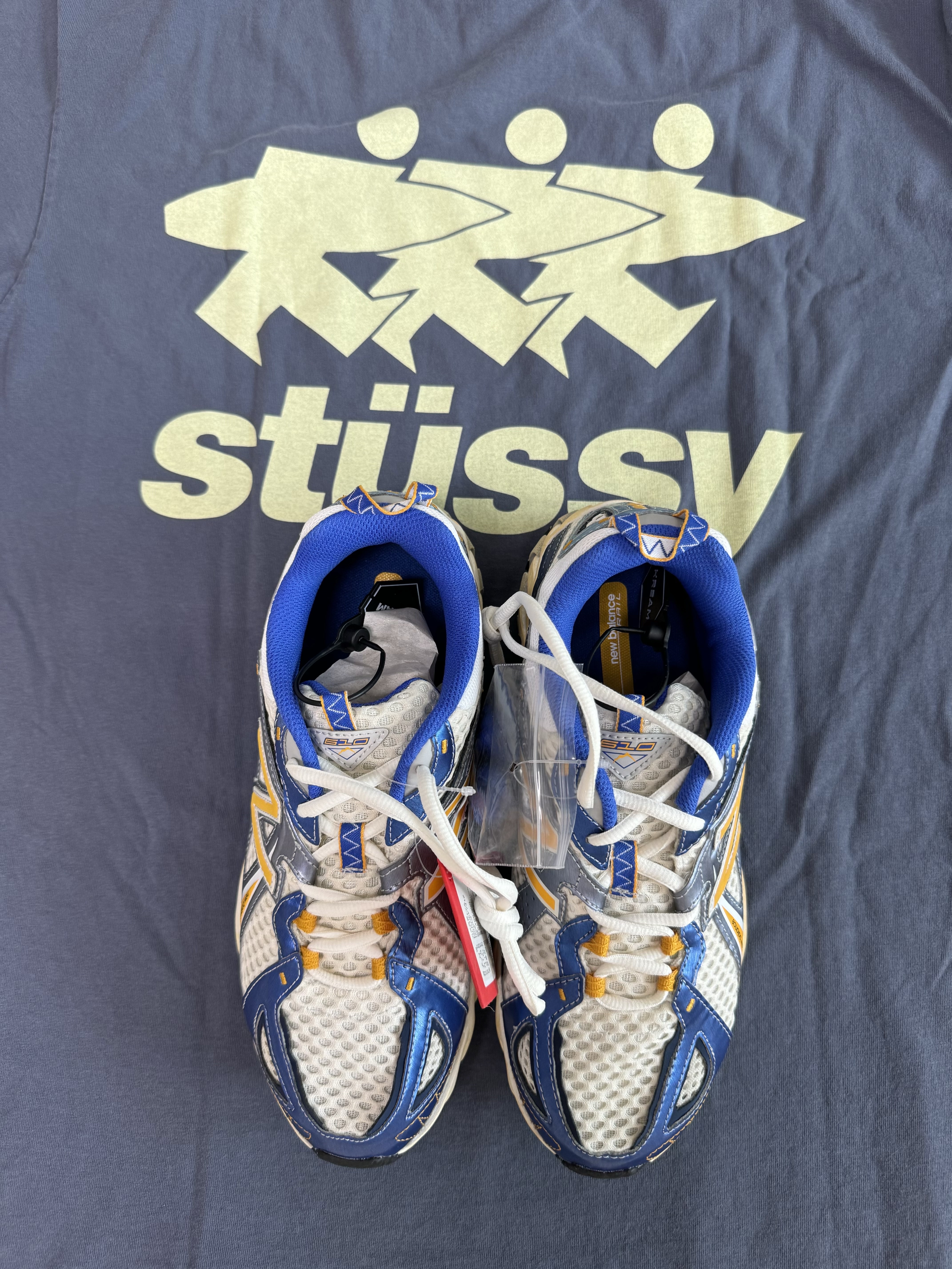 New Balance x Yeseyesee ML610 Atlantic Blue Varsity Gold, Stussy Surfwalk Pigment Dyed T-Shirt Indigo 착용 스타일 - 2