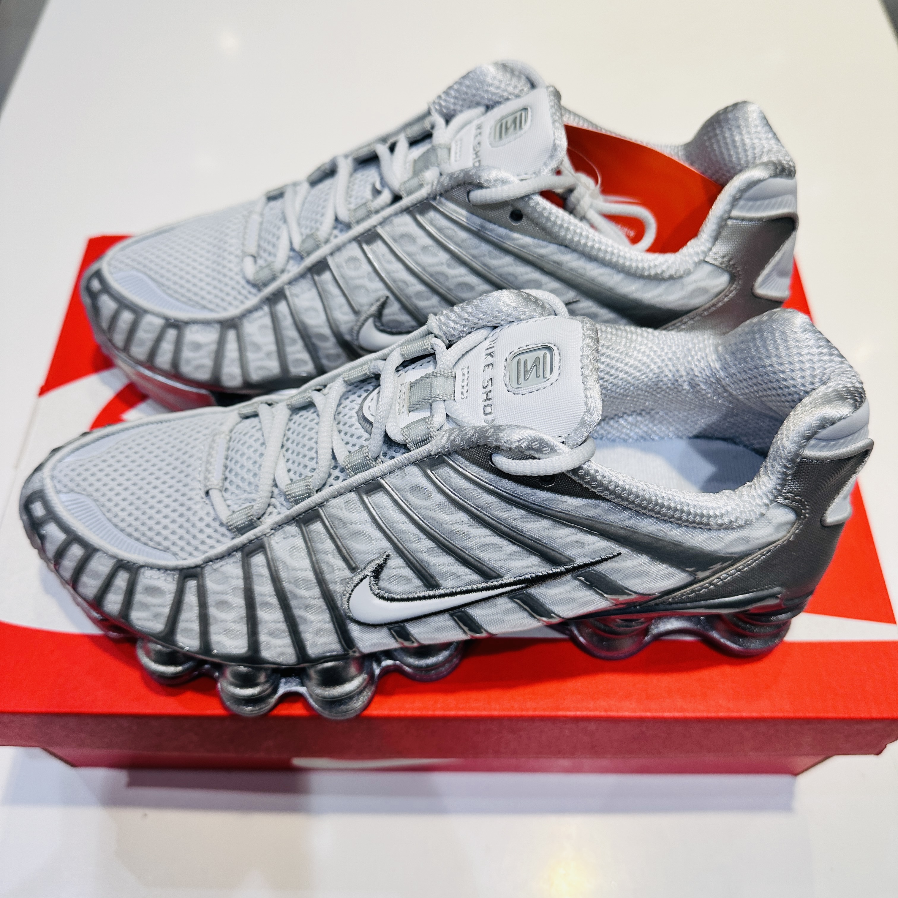 (W) Nike Shox TL Pure Platinum and Metallic Silver 착용 스타일 - 2