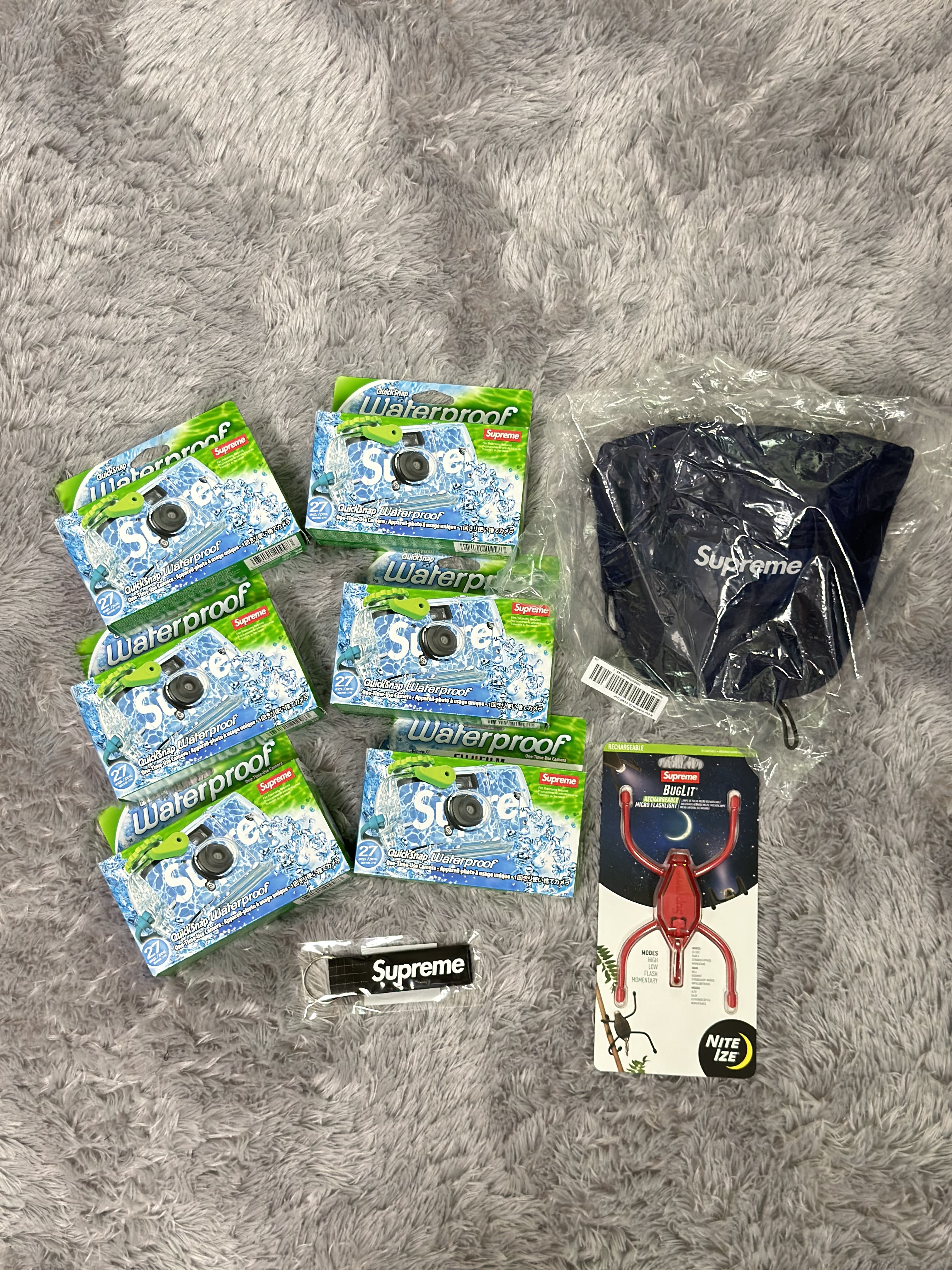Supreme Ripstop Keychain Black - 24SS, Supreme x Nite Ize Buglit Red - 24SS 착용 스타일