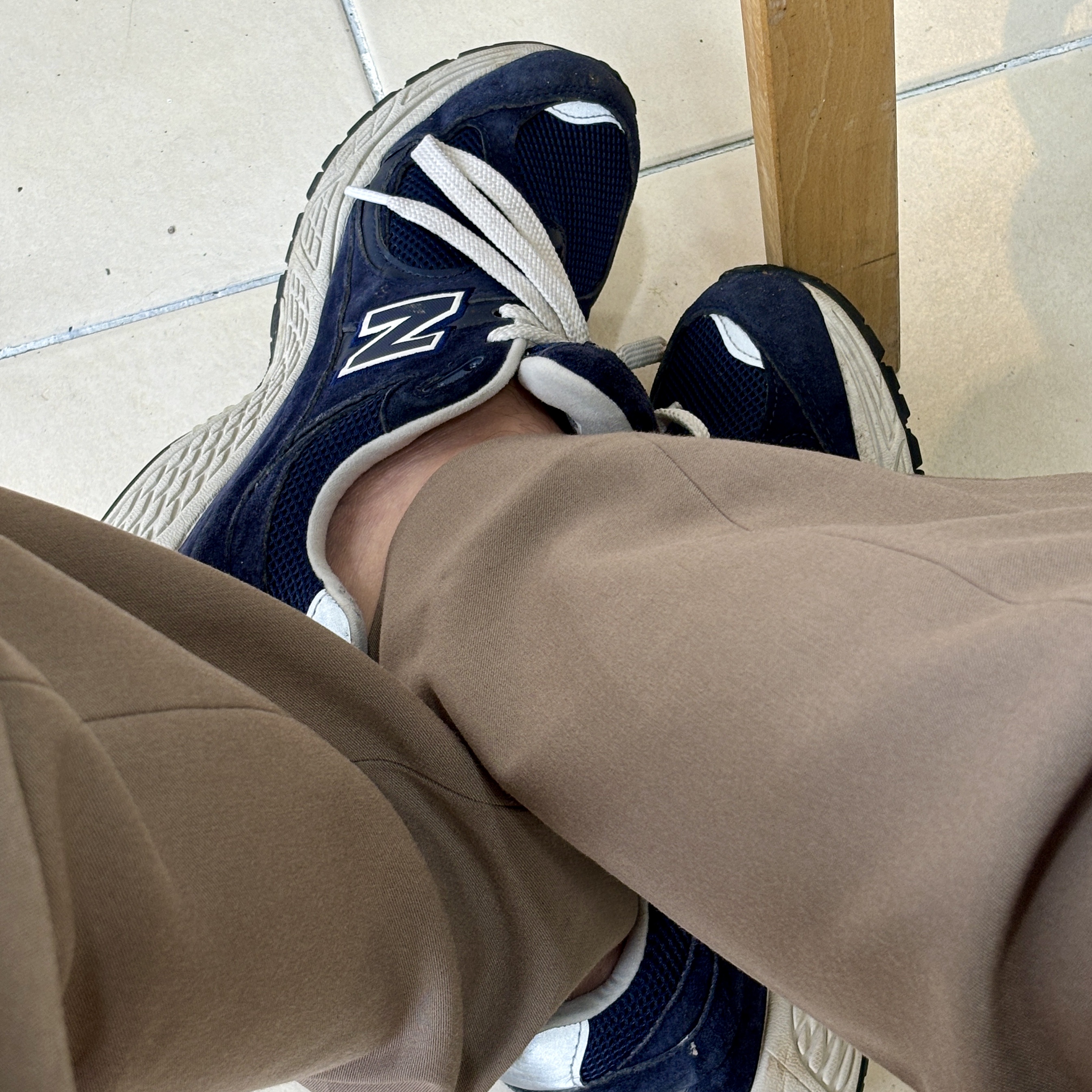 New Balance 2002R Navy 착용 스타일 - 3