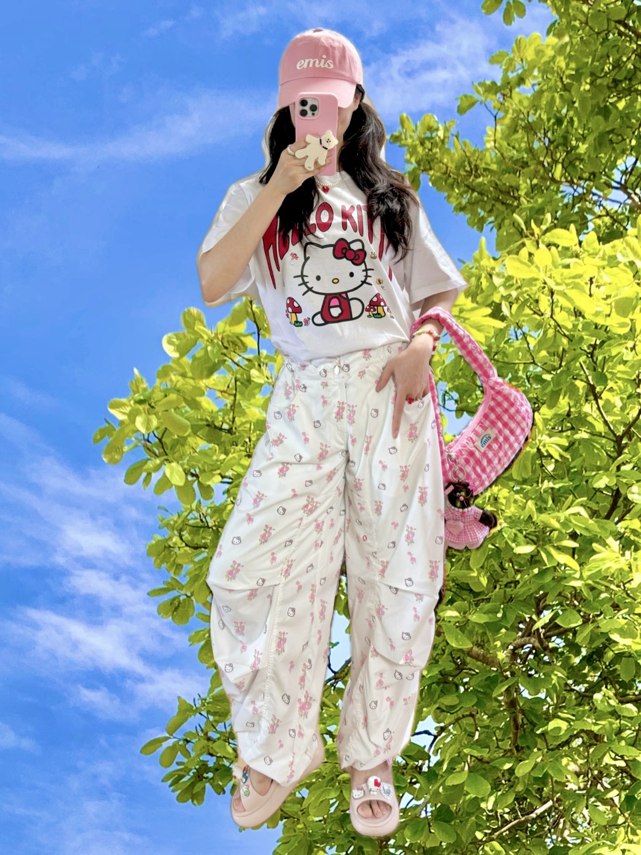 Emis Applique Ball Cap Pink, Emis Heart Quilted Shoulder Bag Pink 착용 스타일