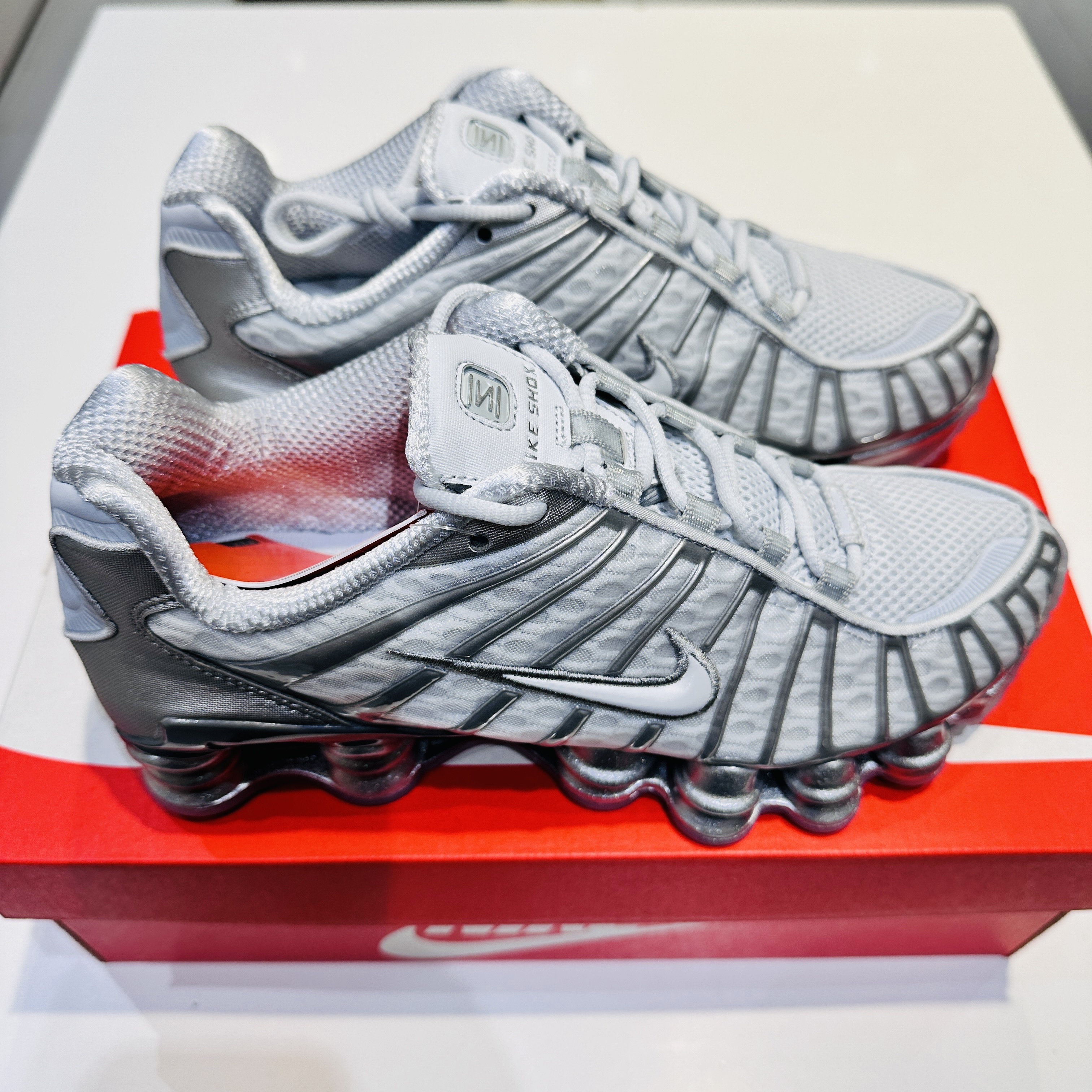 (W) Nike Shox TL Pure Platinum and Metallic Silver 착용 스타일 - 4
