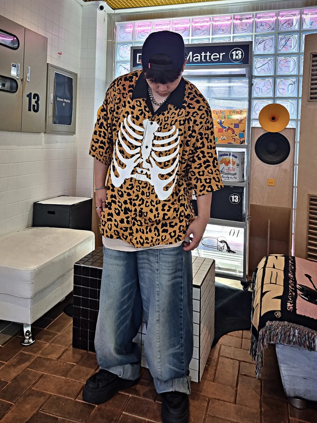 Vans x Mark SBTG Skelleton Short Sleeve Shirt Brown 착용 스타일