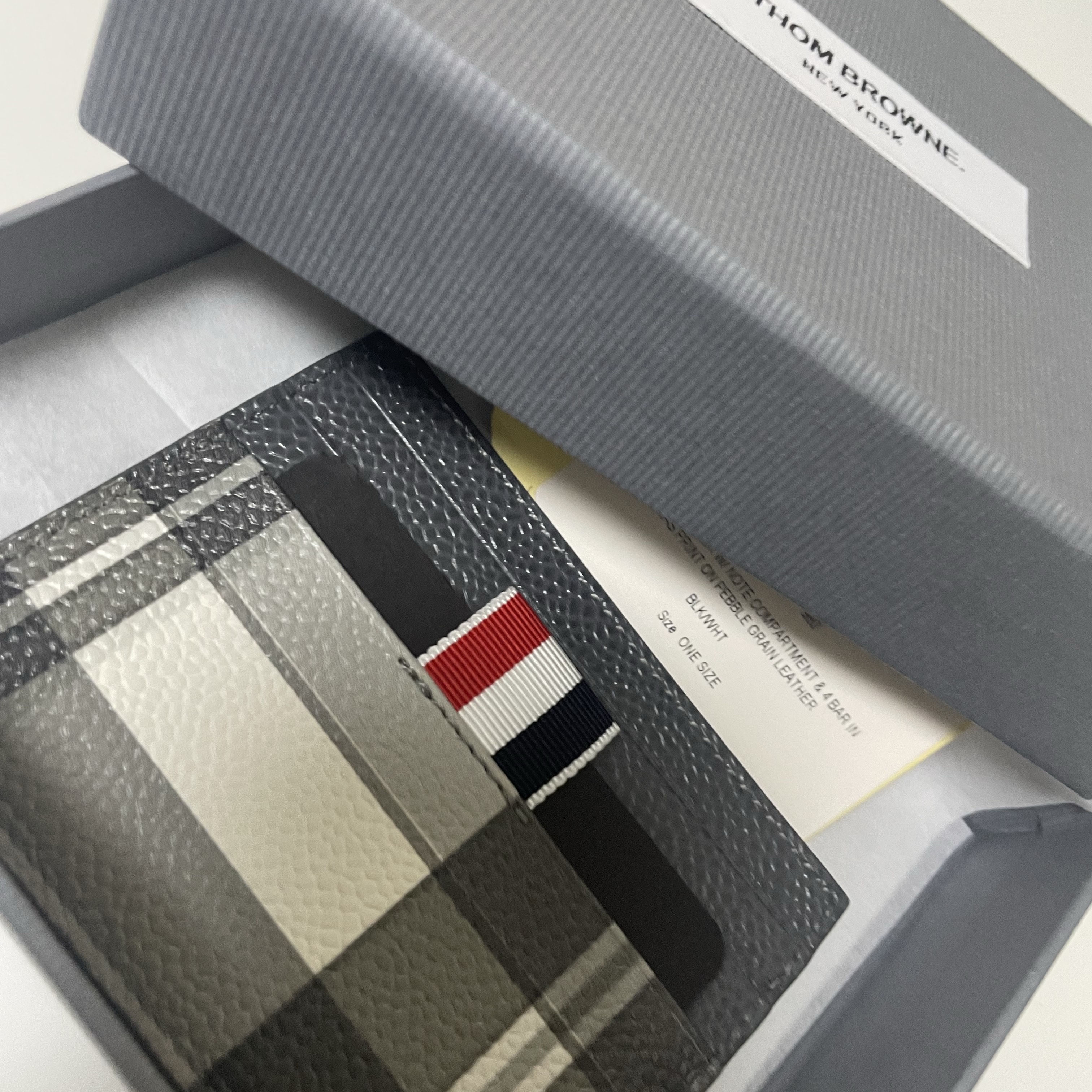 Thom Browne Madras Pebble Grain Leather 4-Bar Single Card Holder Black White 착용 스타일
