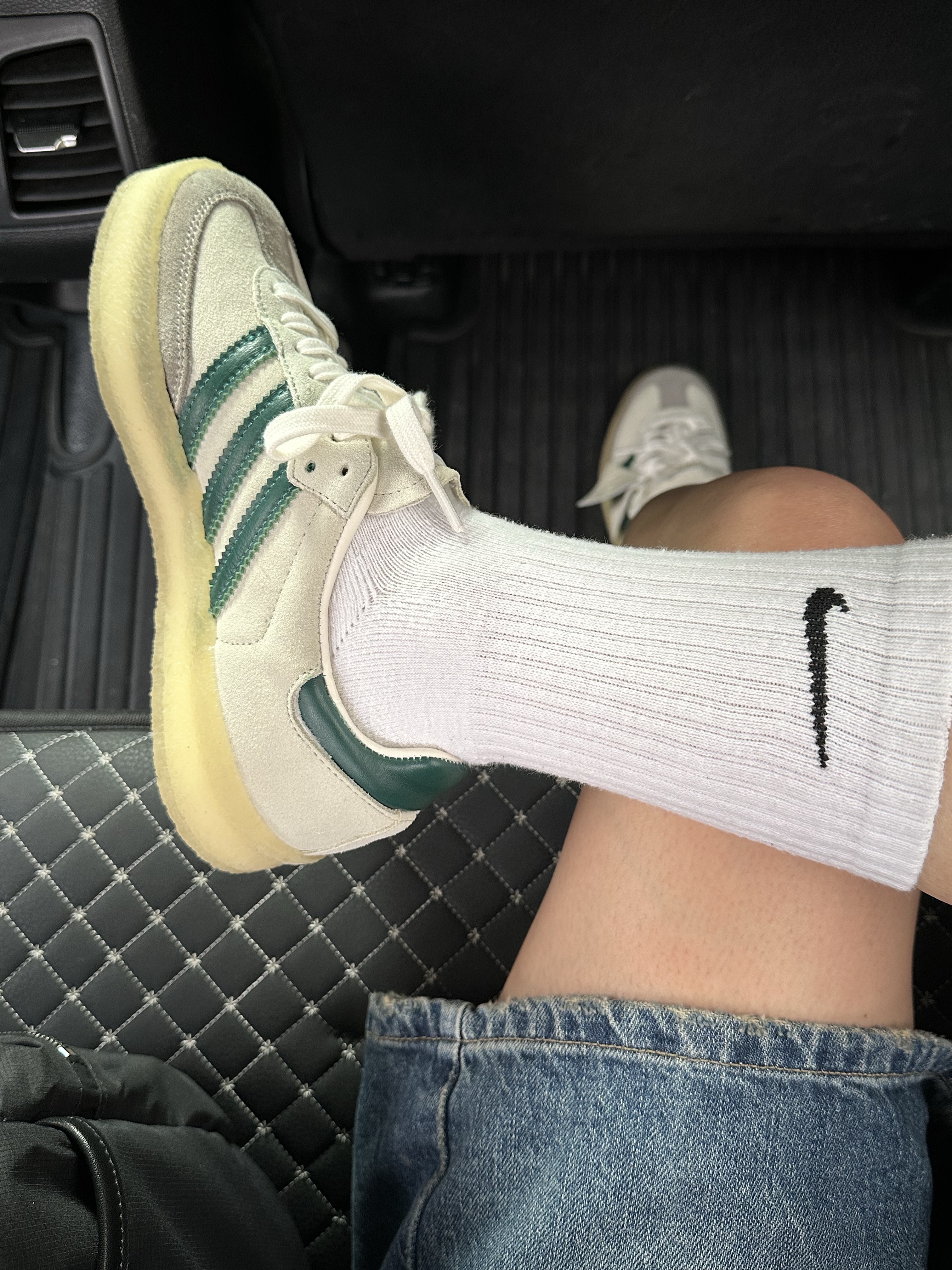 Adidas x Clarks x Ronnie Fieg 8th Street Samba Chalk White Green 착용 스타일